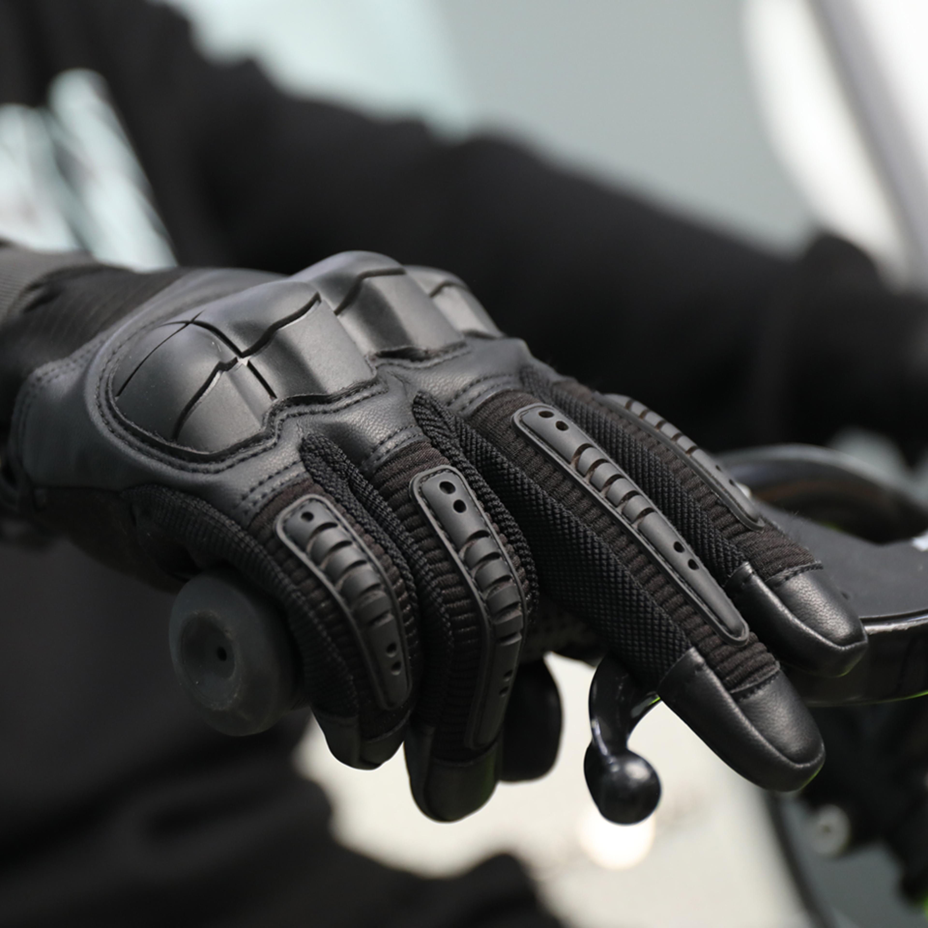 the tactical gloves