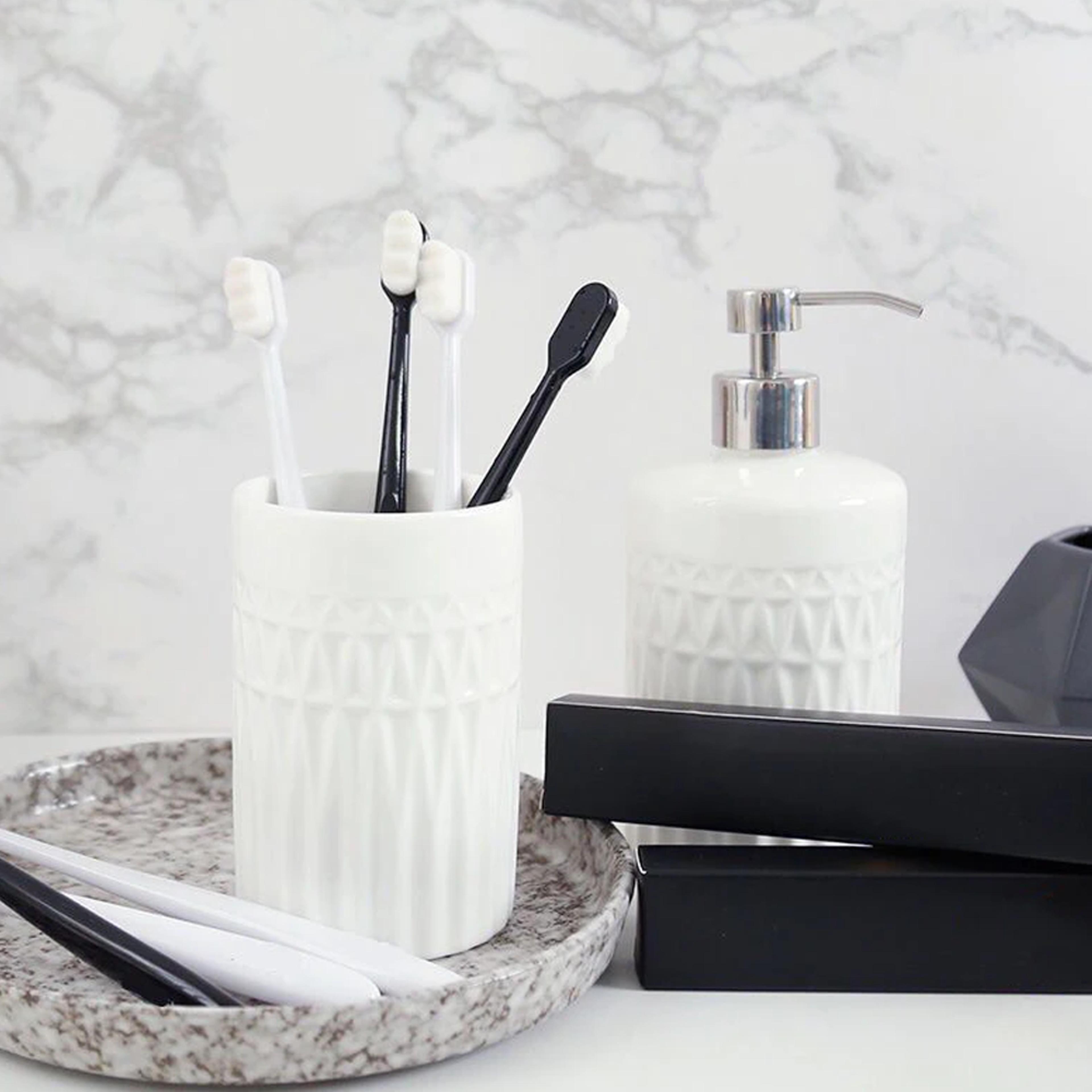 ultrafinesoftbristlesecofriendlyportabletoothbrush3.png