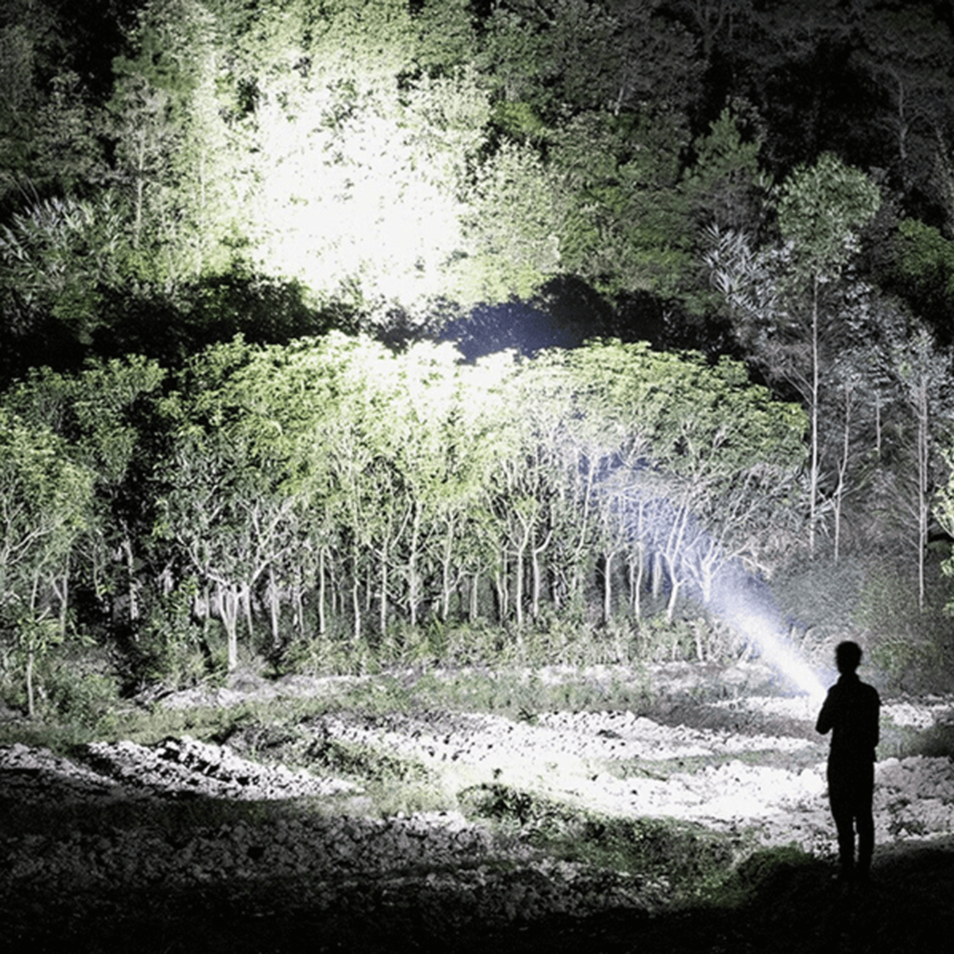 rechargeablehandheldspotlightflashlight90000highlumens3.png