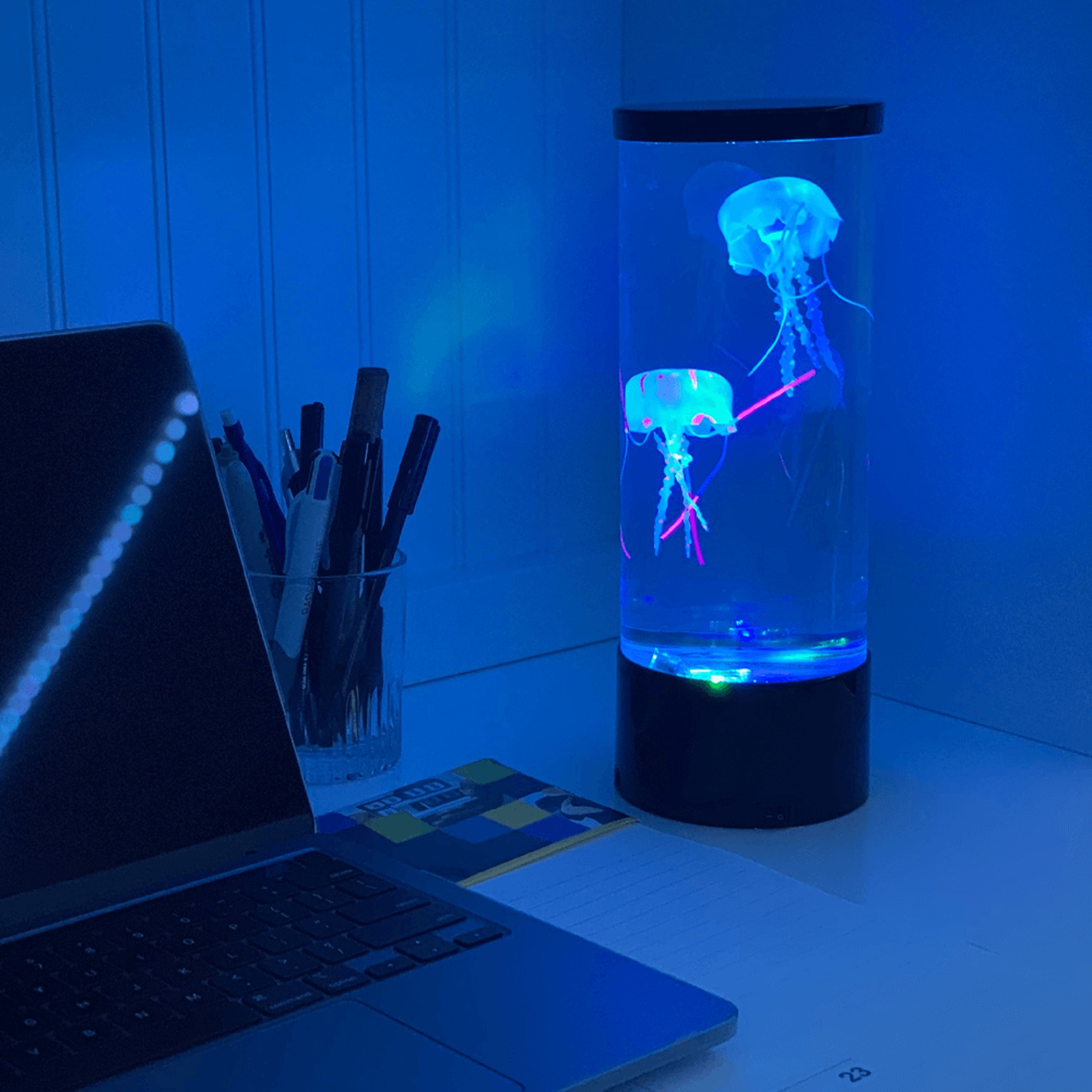 mesmerizingjellyfishlavalampauniqueandeyecatchingdecorativepiece3.png