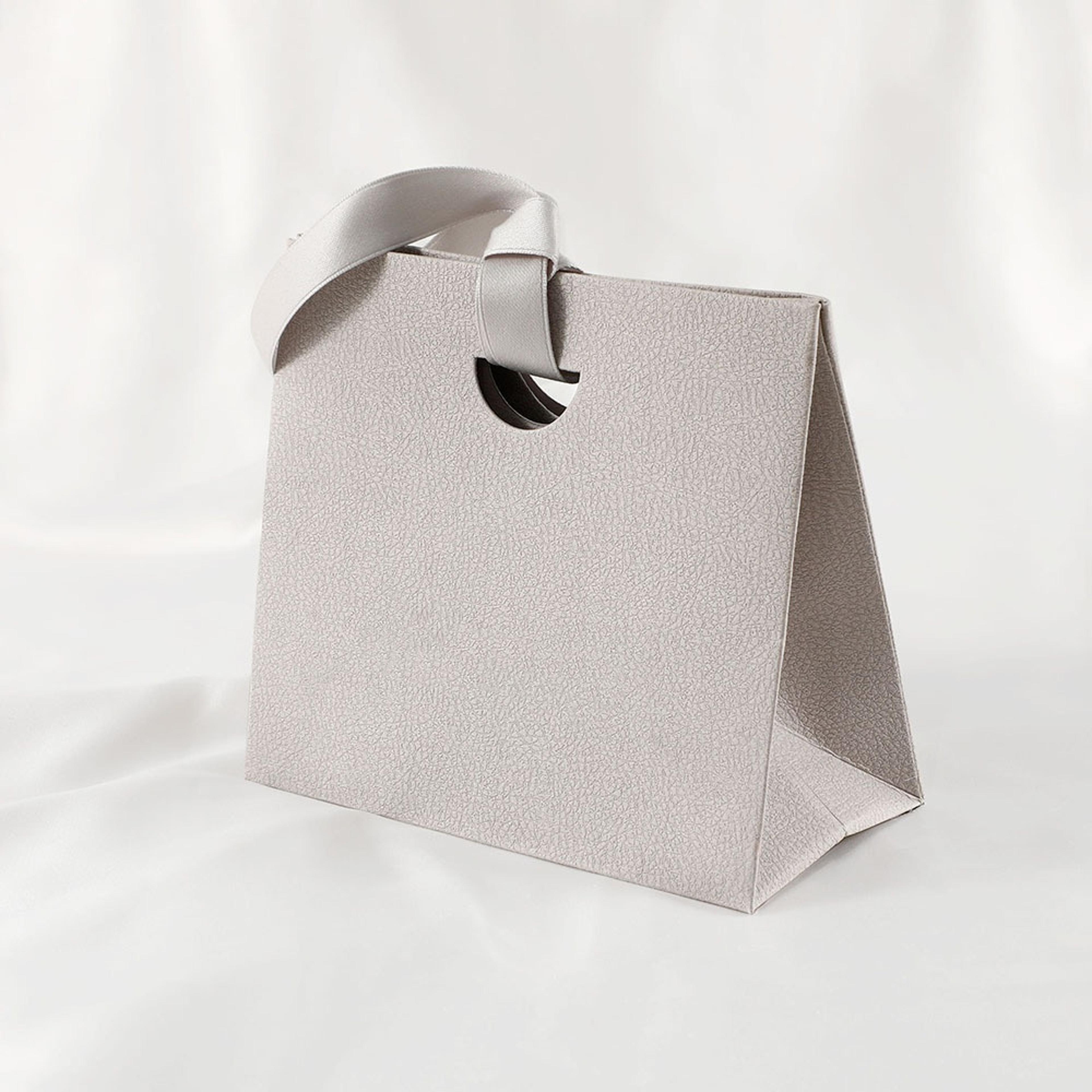 Elegant Paper Jewelry Packaging Tote Bags Stylish Lipstick Storage Handbag For Weddings Parties  Gi 4