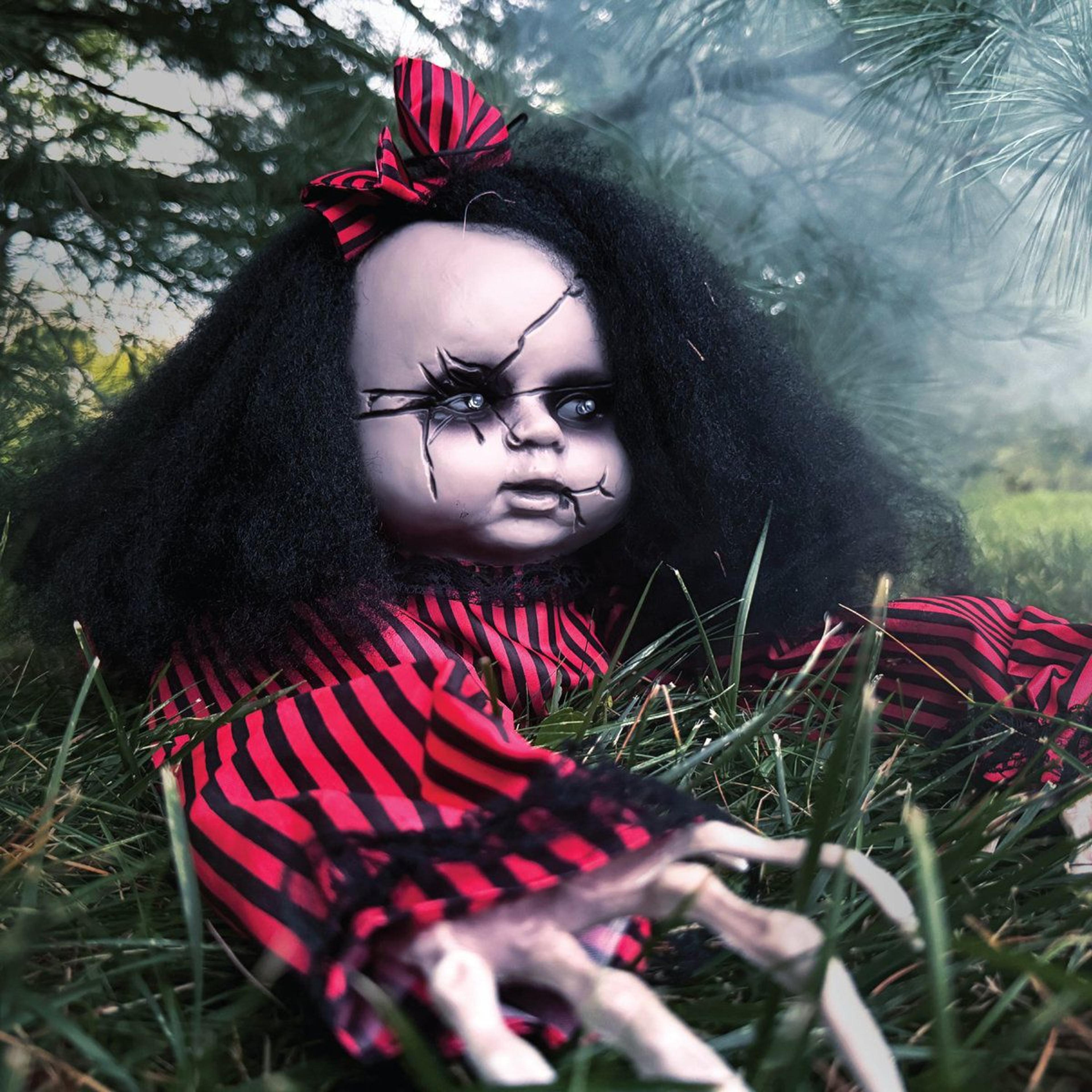 animatronic crawling baby doll halloween decoration with lights and sound