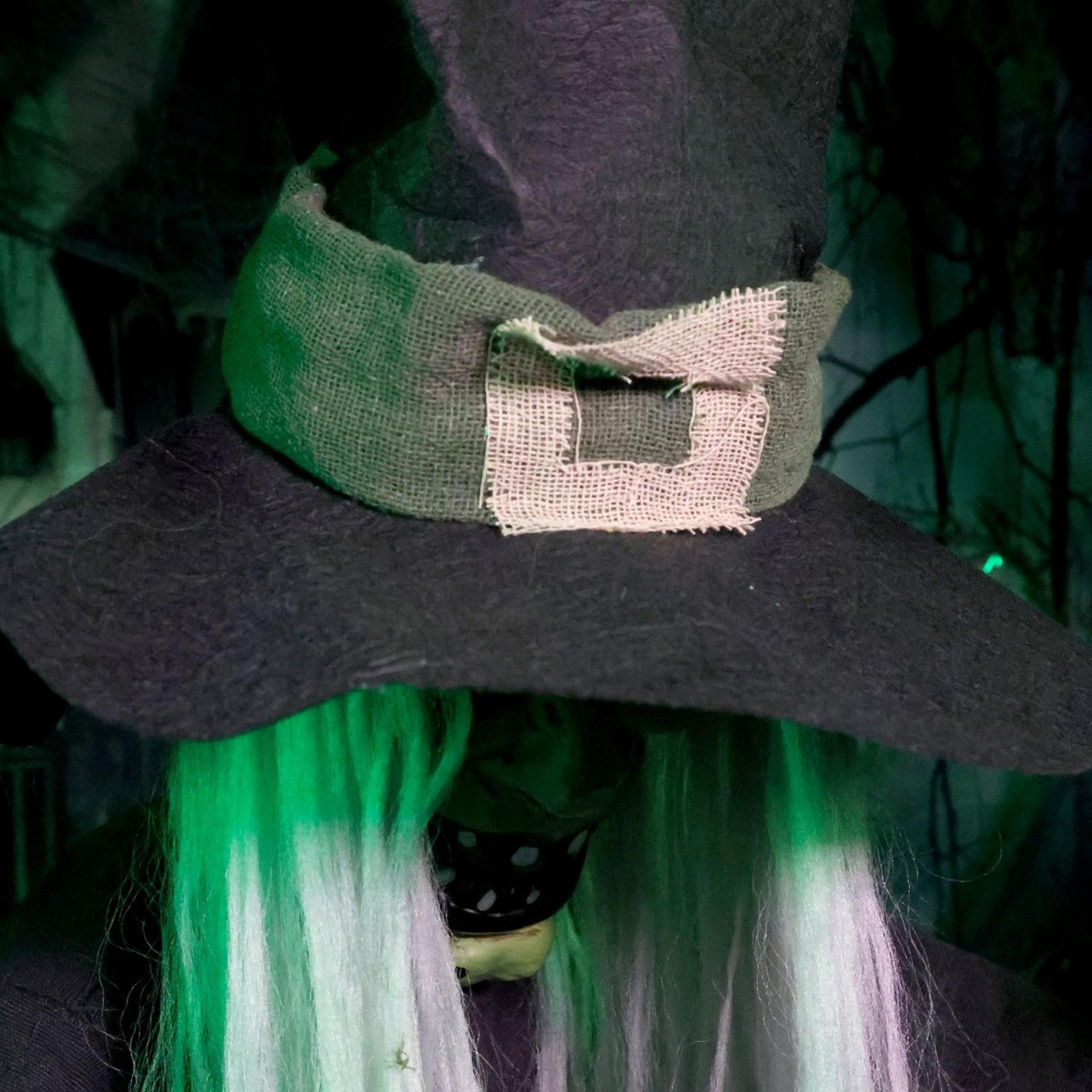 Sitting Witch Halloween Animatronic With Jerking Head And Red LED Lights 4
