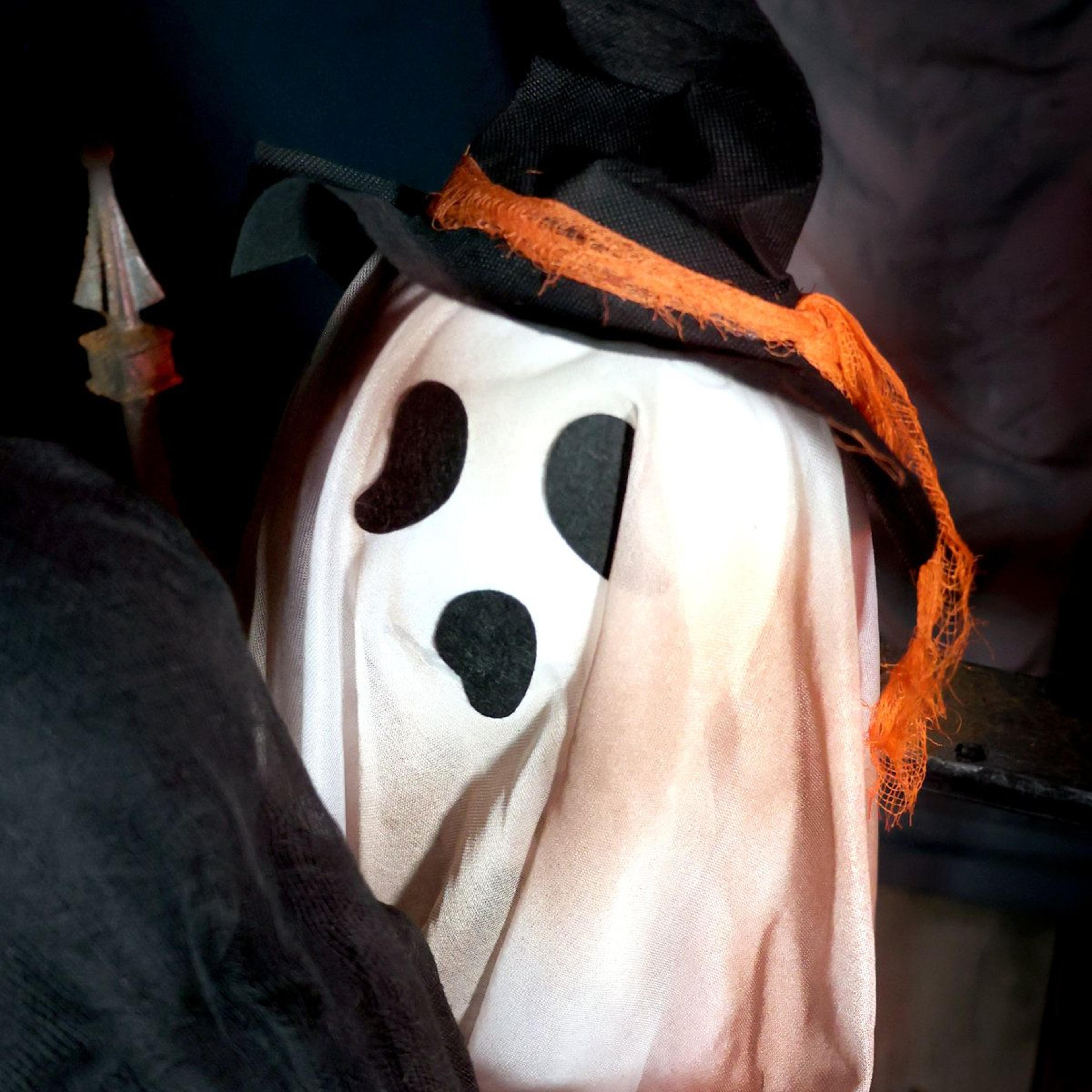 Sitting Reaper Halloween Animatronic With Moving Head And Red LED Eyes 1