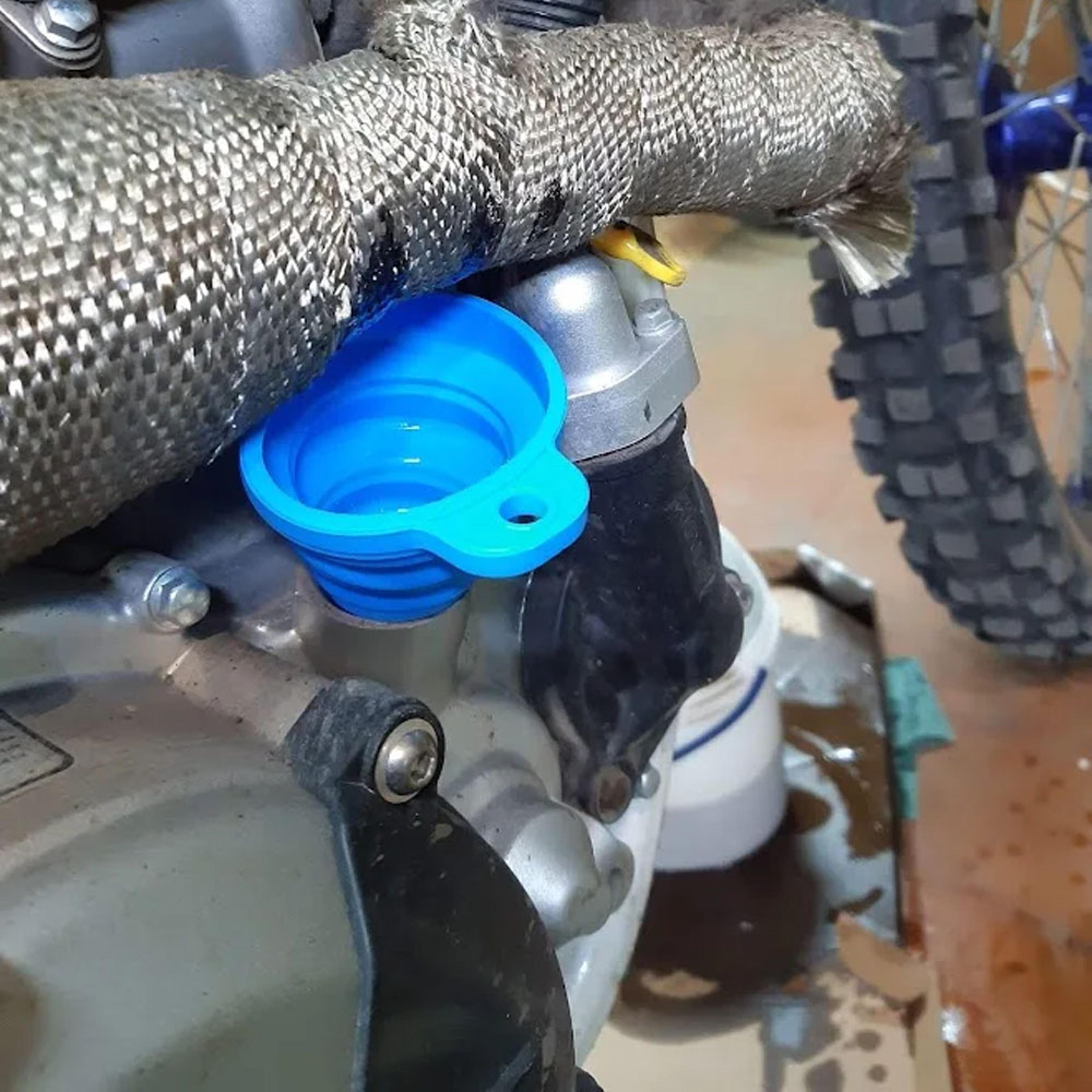 Universal Silicone Oil Funnel For Cars Foldable Car Engine Funnel For Clean Oil  Fluid Changes 2