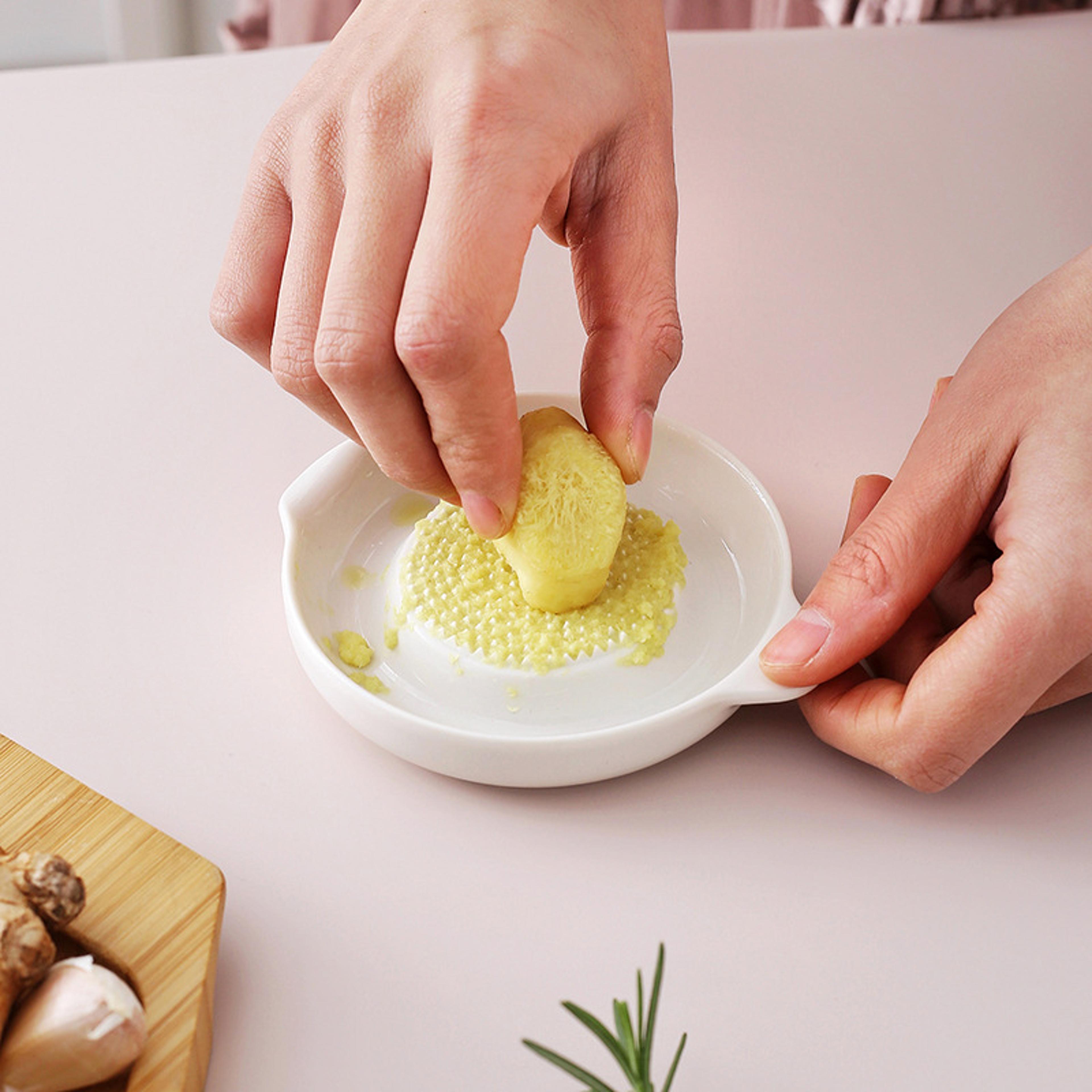 portable ceramic ginger grater & garlic masher easy spice grinding & food prep tool