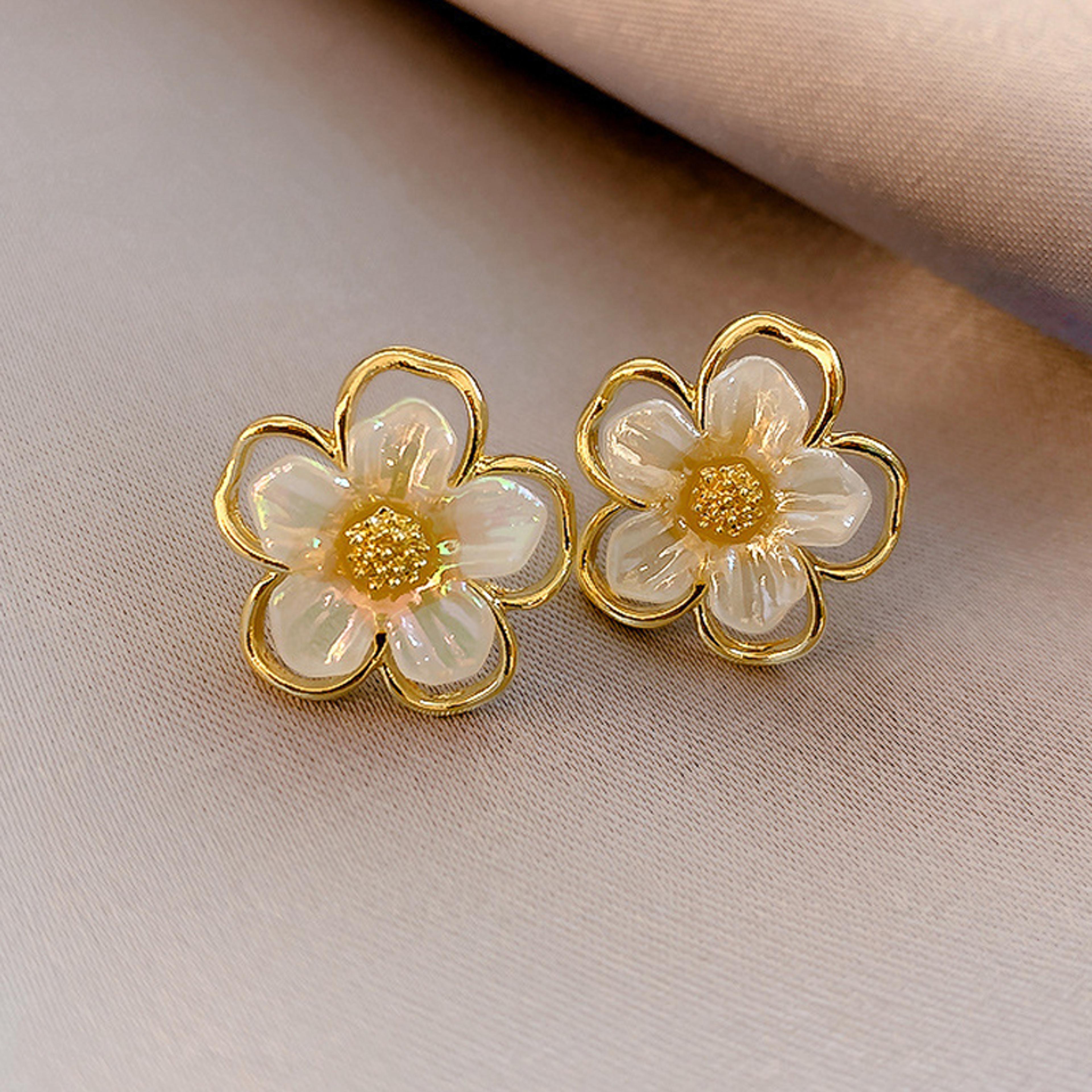 White Blossom Floral Stud Earrings For Women Elegant Flower Stud Earrings For Weddings  Parties 1