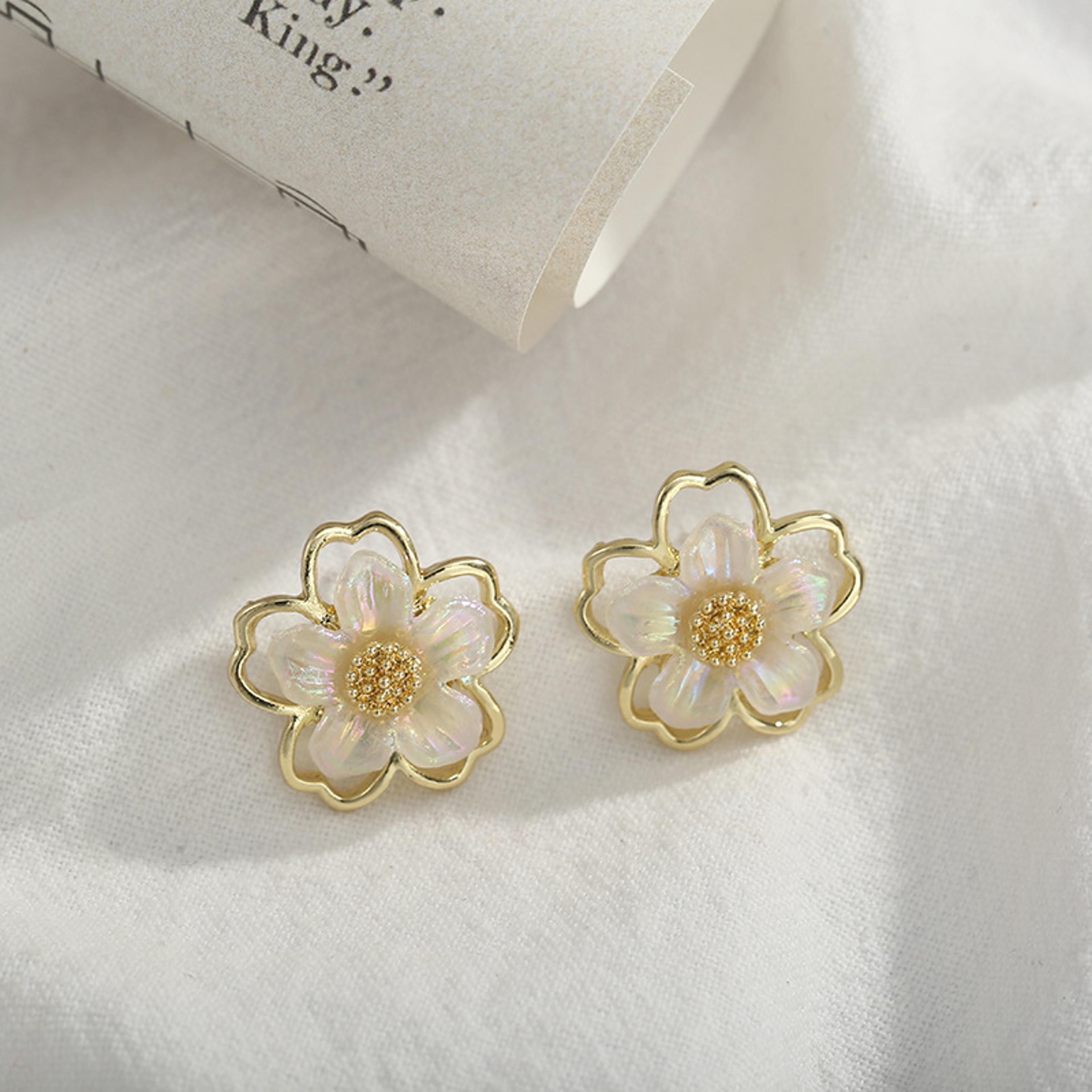 White Blossom Floral Stud Earrings For Women Elegant Flower Stud Earrings For Weddings  Parties 3