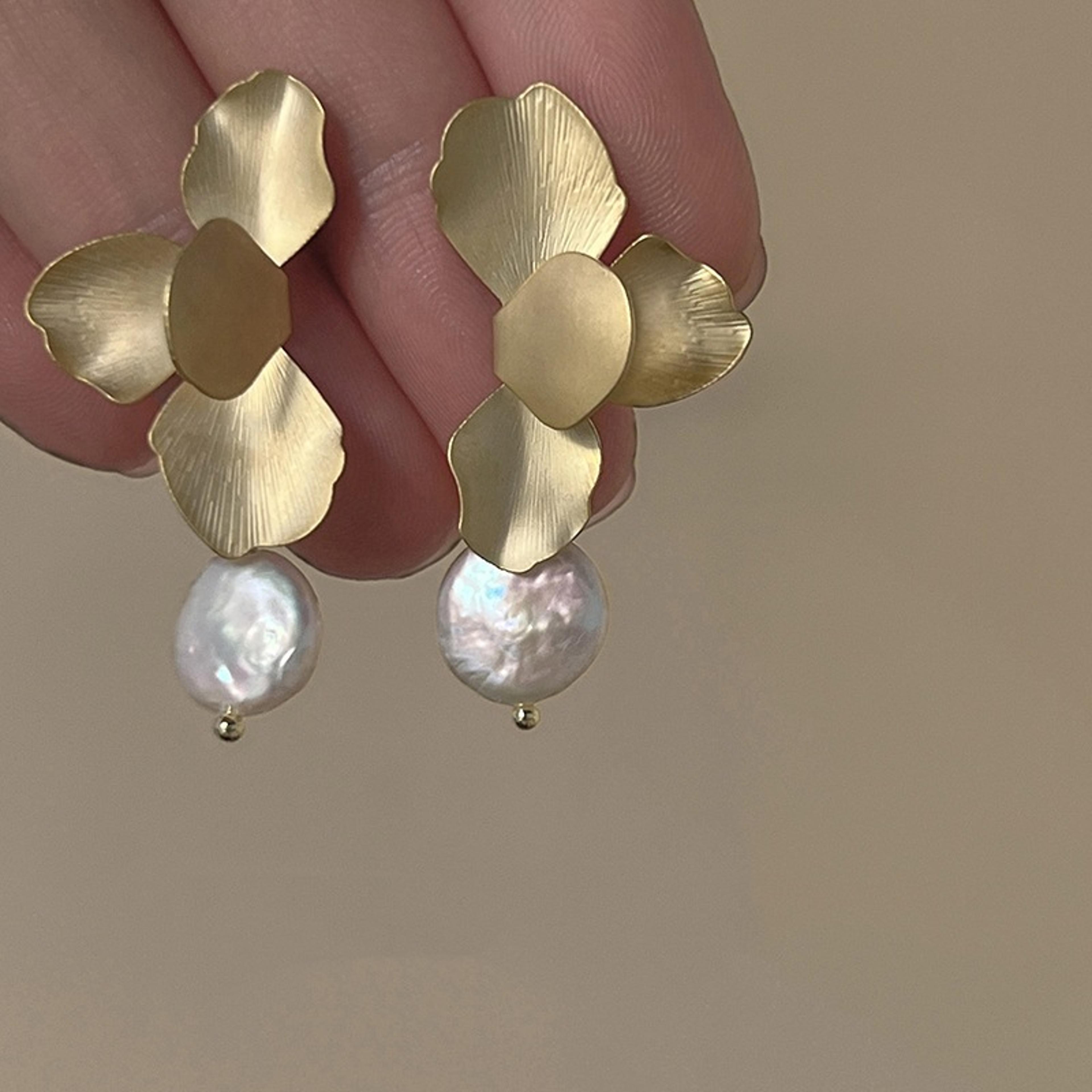 Retro Flower Drop Earrings With Pearl Accent Gold Statement Jewelry For Women 4