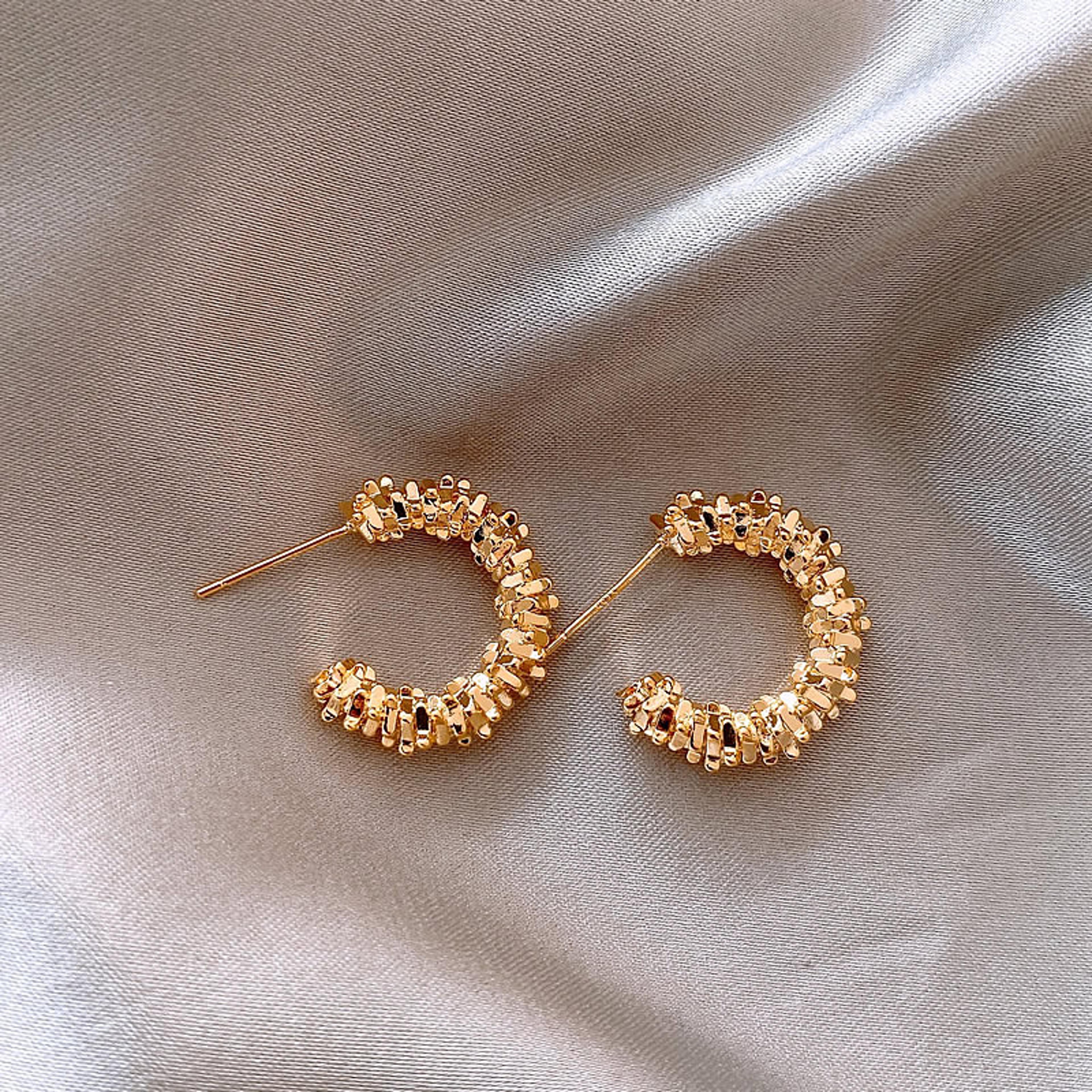 Vintage Twisted Wave Earrings For Women Elegant CShaped Earrings In Gold  Silver 2