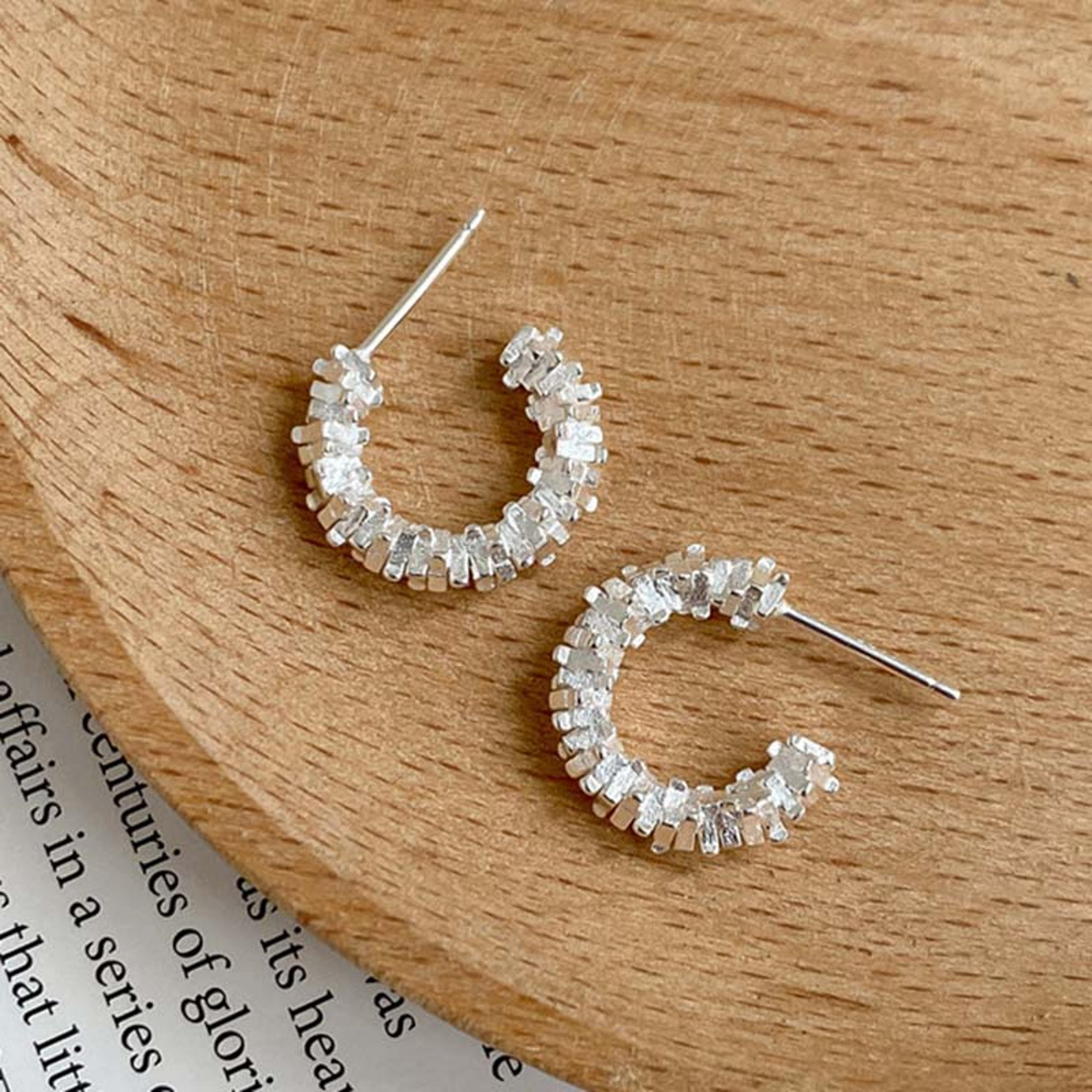 Vintage Twisted Wave Earrings For Women Elegant CShaped Earrings In Gold  Silver 5