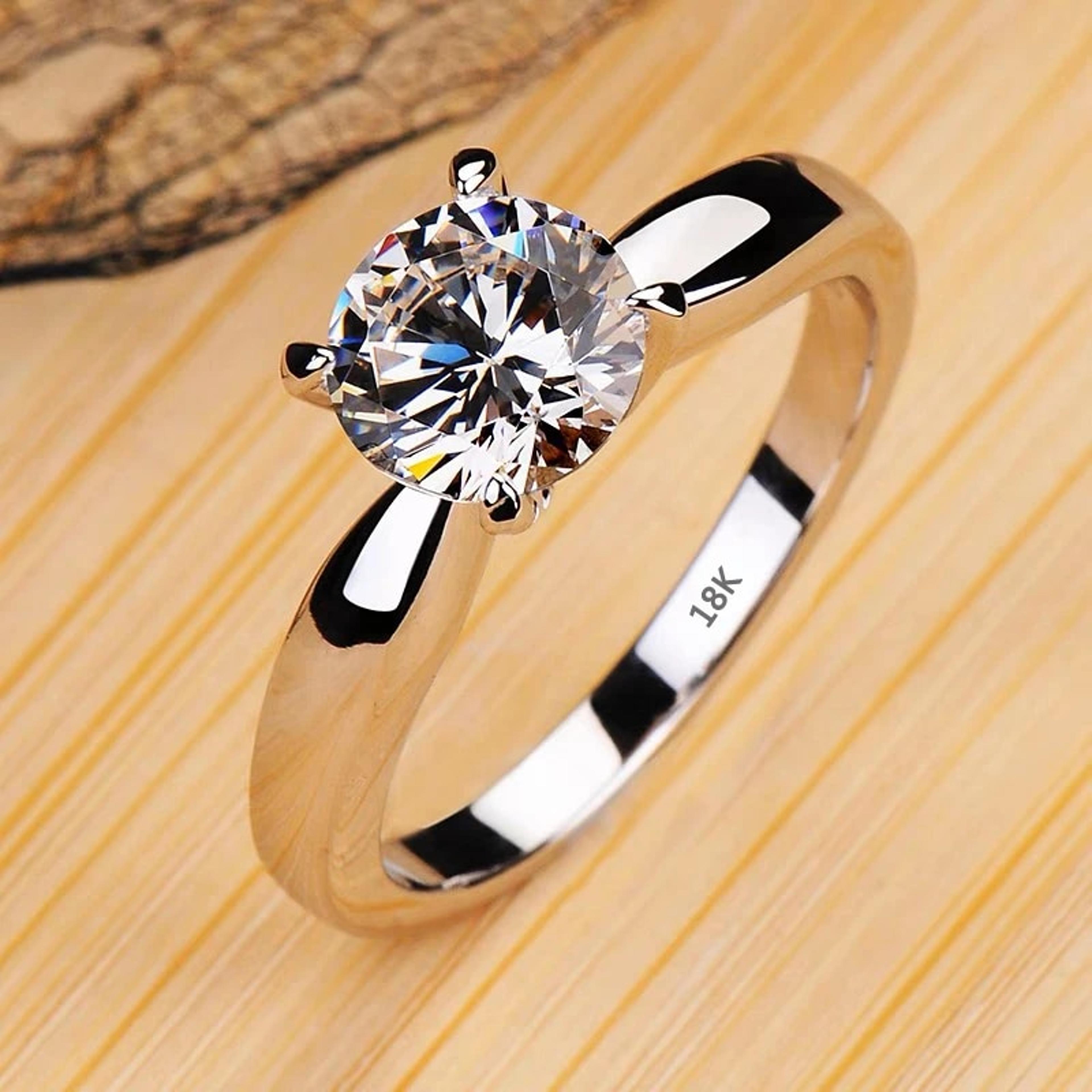 3hdINever-Fade-Luxury-Classic-18K-White-Gold-Color-Ring-Solitaire-2-Carat-Zirconia-Diamant-Wedding-Band.jpg