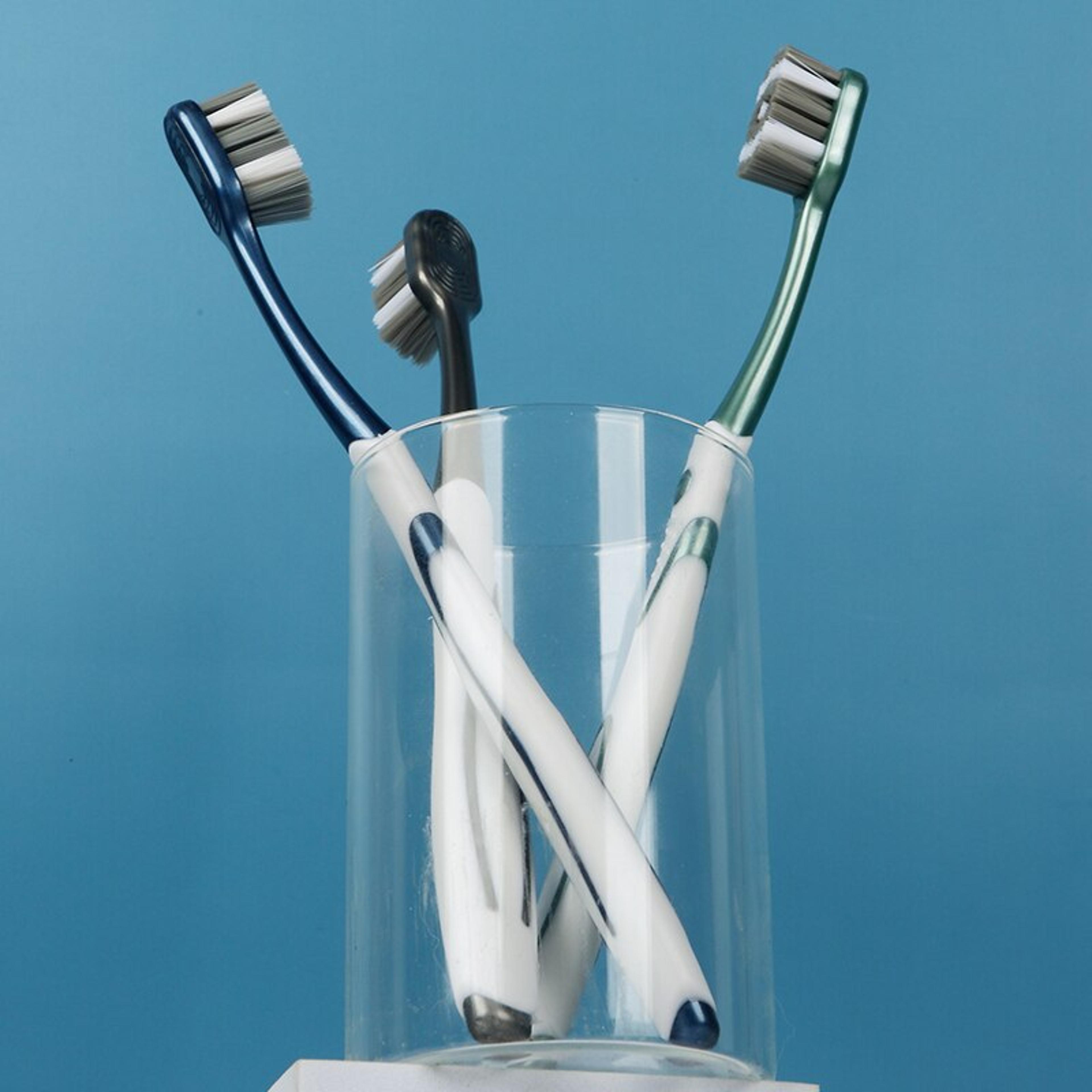 Whole Mouth Clean MediumHard Bristle Toothbrush For Adults Pack Whitening Effect  Superior Cleaning 1