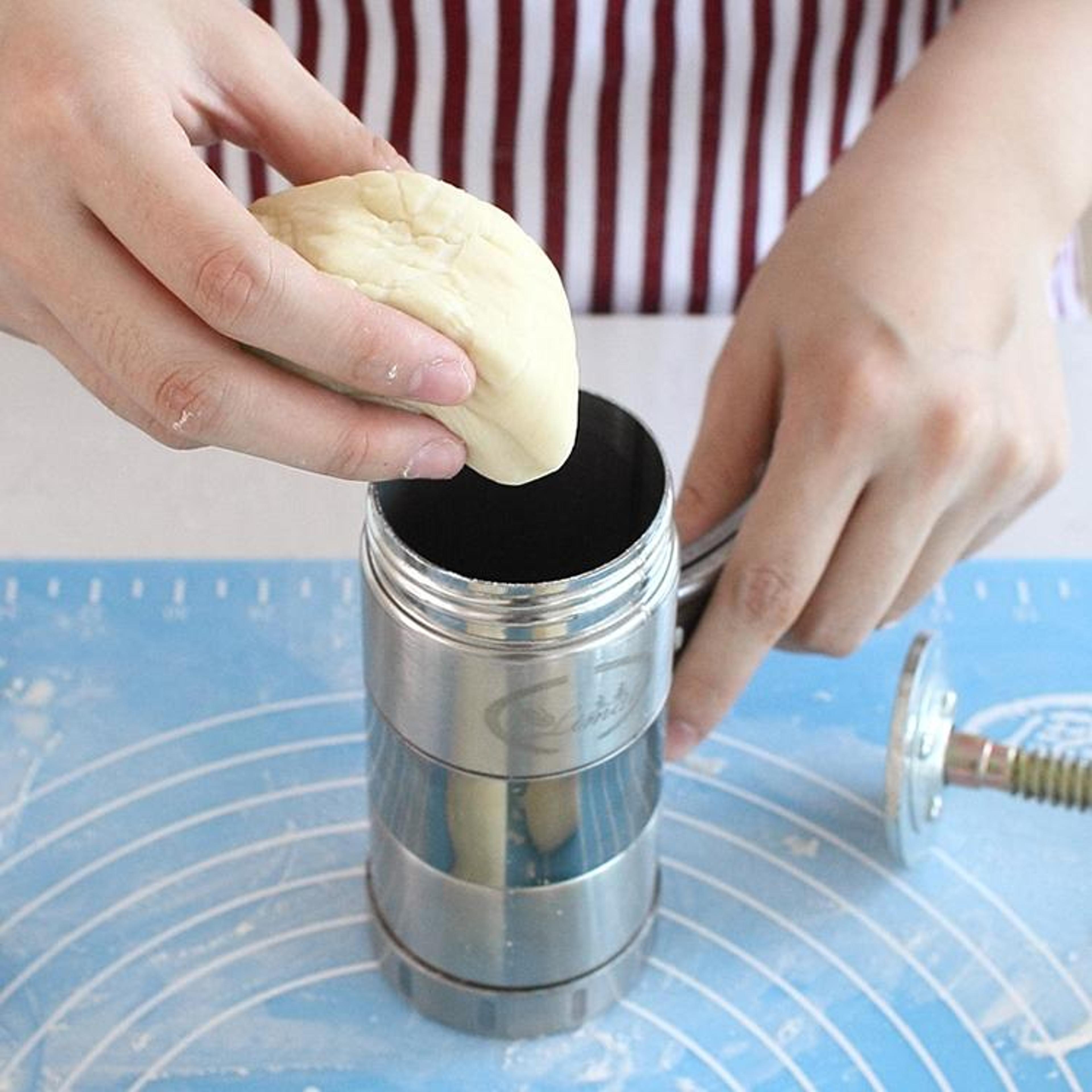 Stainless Steel Manual Pasta Maker  Noodle Maker With 5 Attachments 1