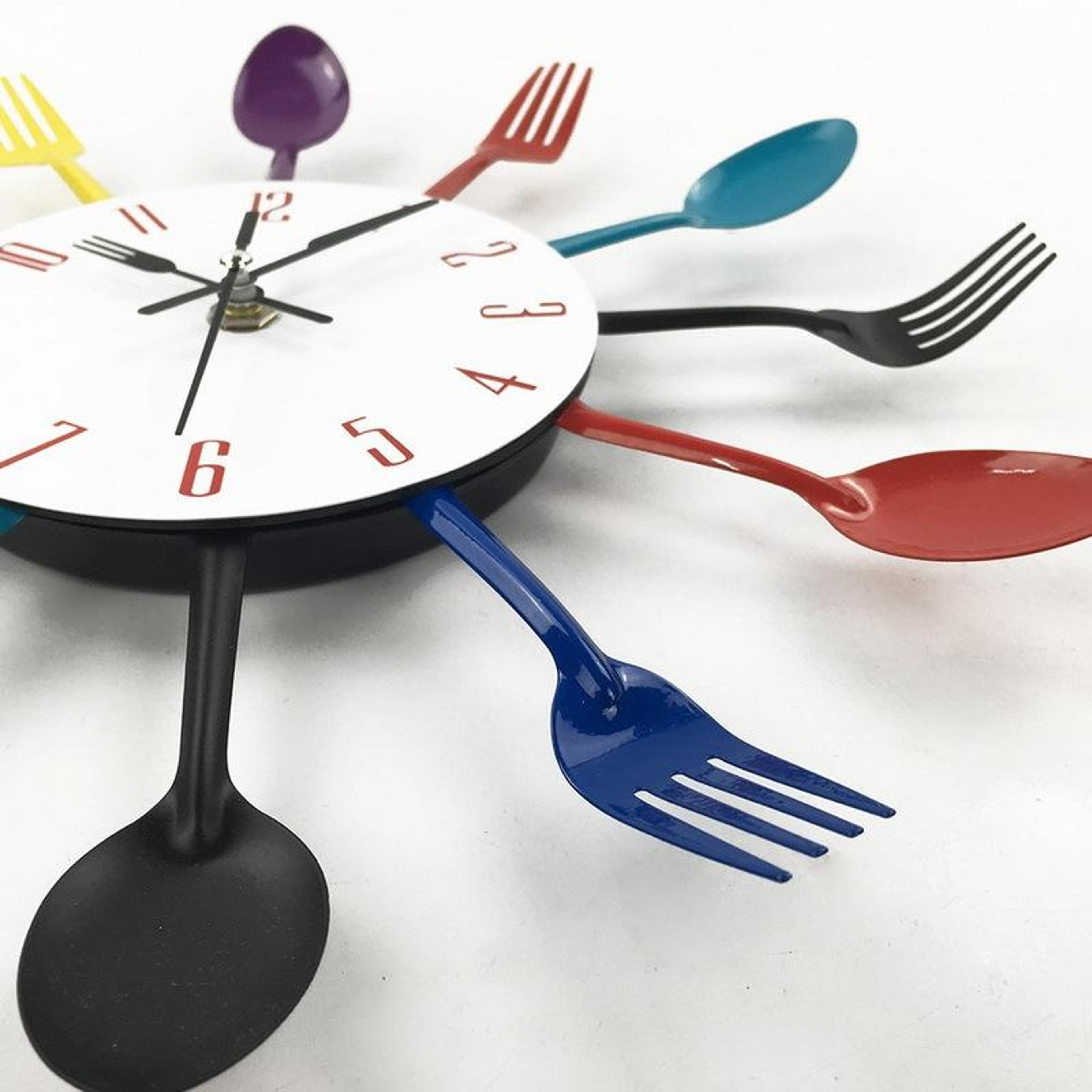 Modern Cutlery Kitchen Wall Clock With Silent Quartz Movement Decorative Metal Design 2