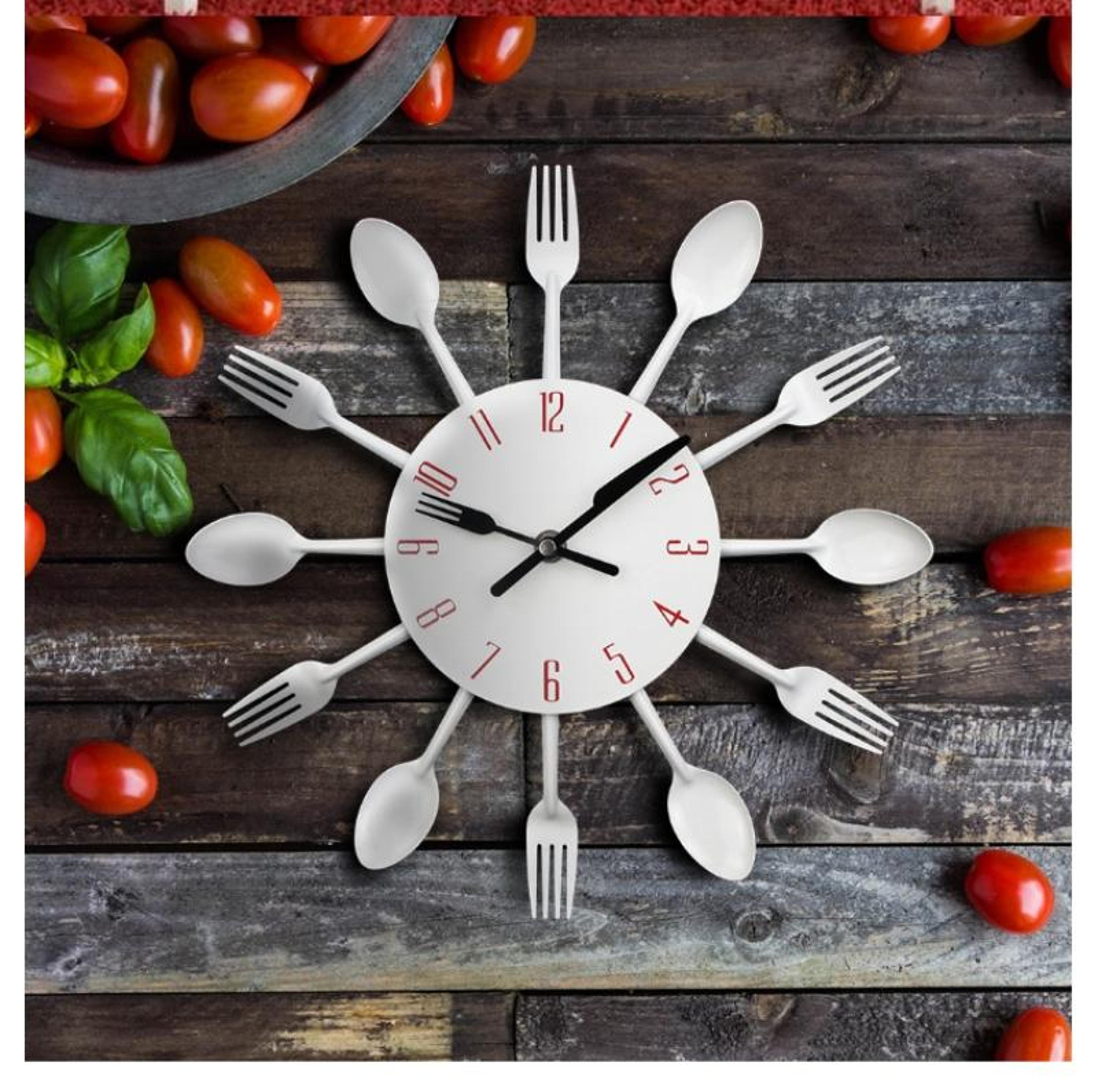 Modern Cutlery Kitchen Wall Clock With Silent Quartz Movement Decorative Metal Design 0