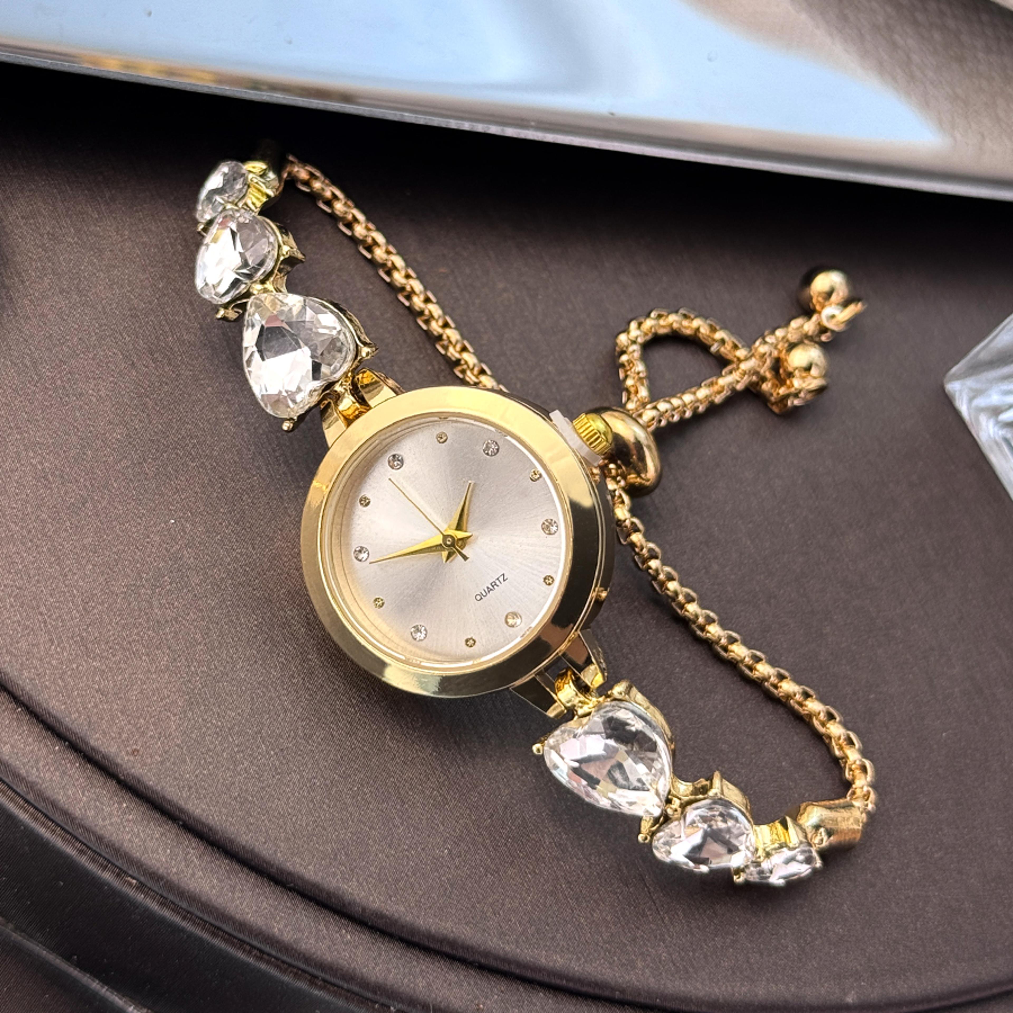 Mixed Scale Simple Light Luxury Ladies Quartz Watch Three HeartShaped DiamondEncrusted Bracelet Rou 0