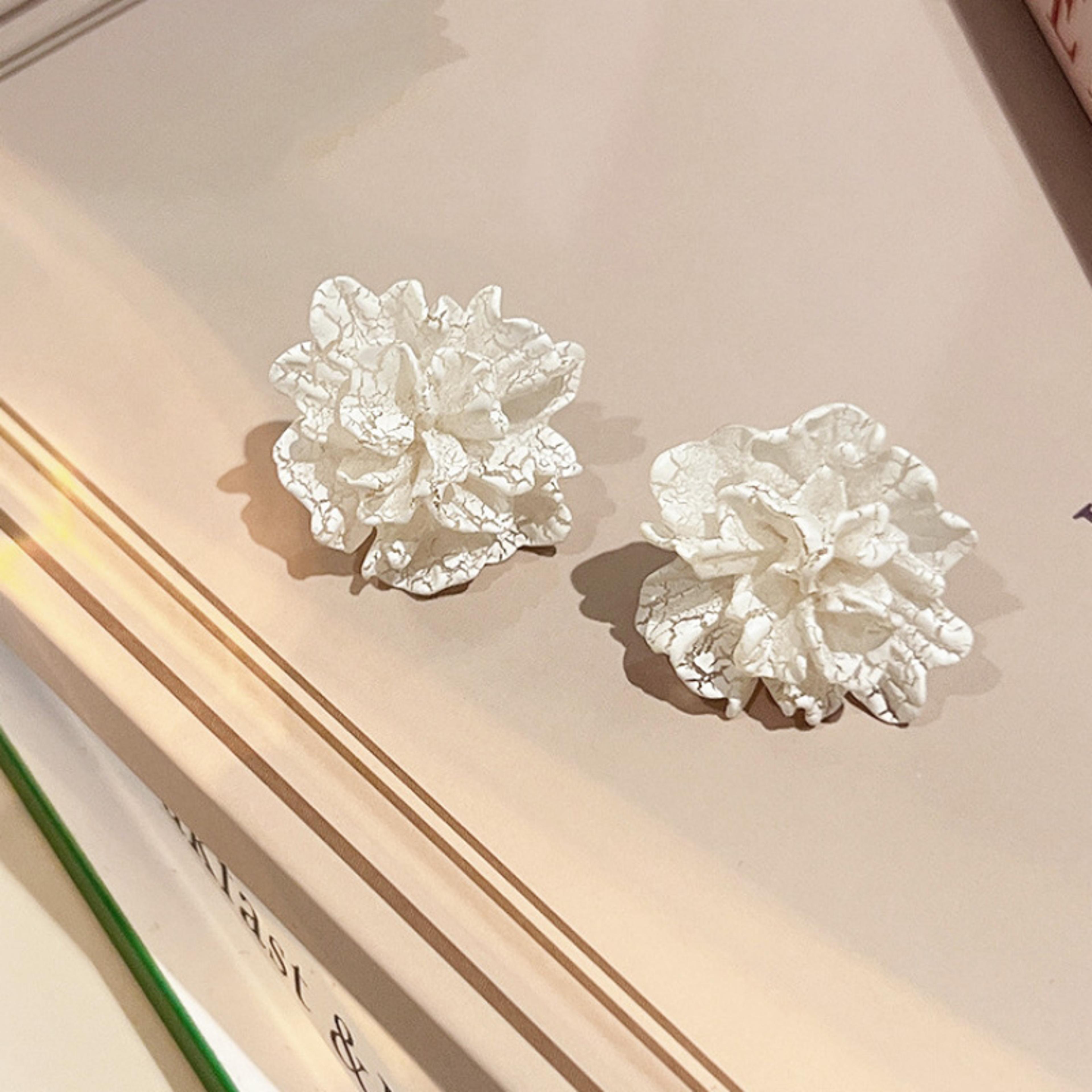 Blooming Flower Stud Earrings White Floral Earrings With Acrylic Petals For Women 3