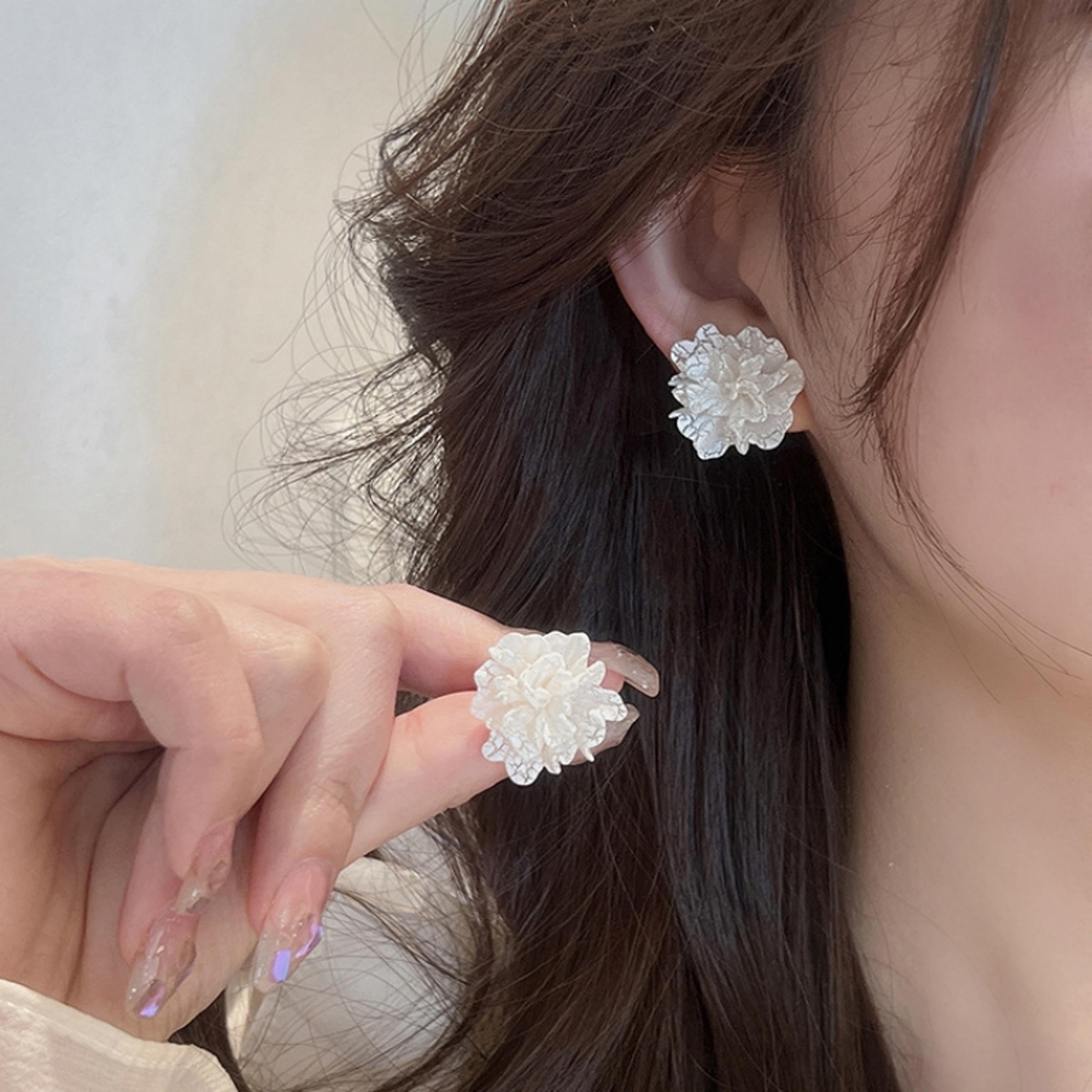 Blooming Flower Stud Earrings White Floral Earrings With Acrylic Petals For Women 1