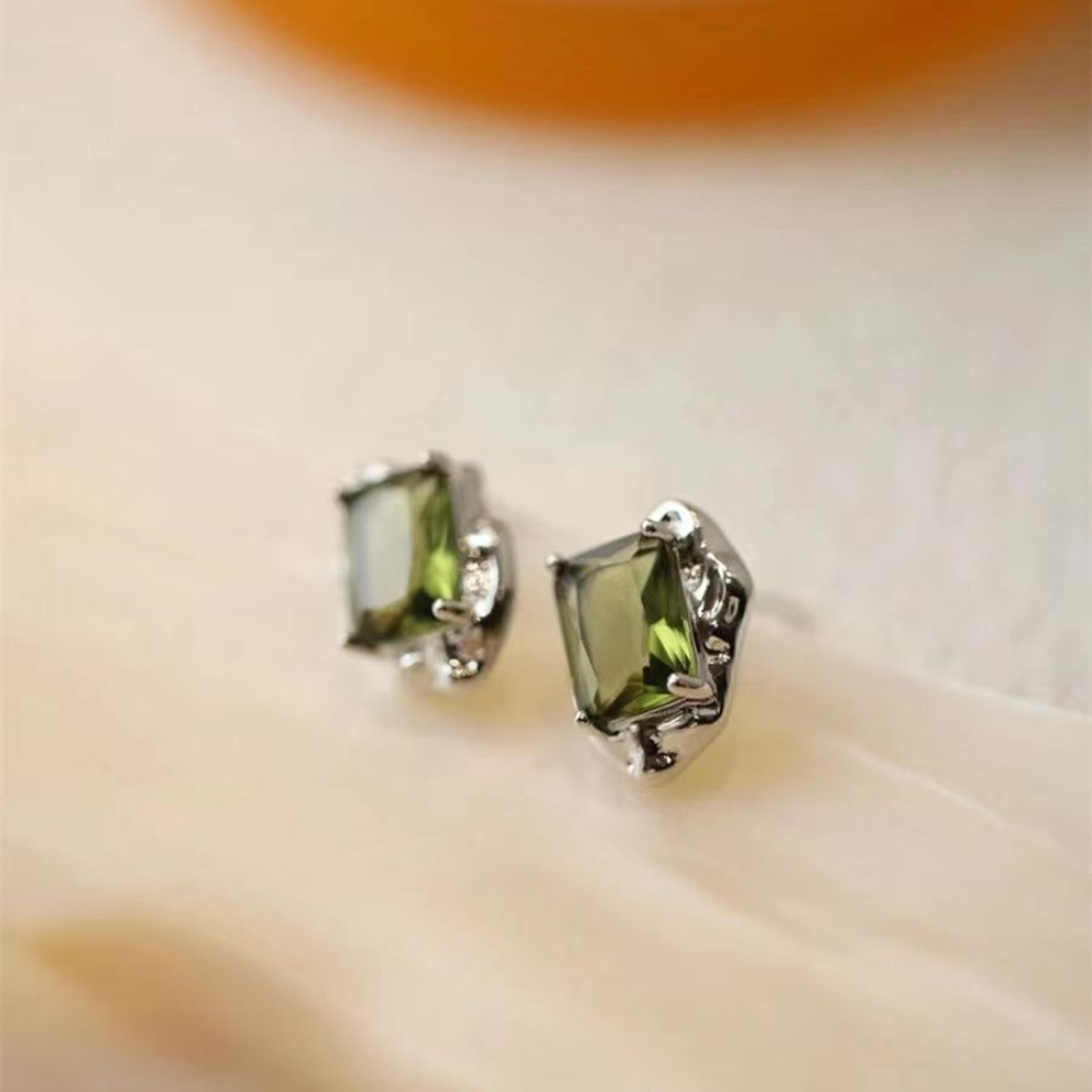 Retro Green Crystal Stud Earrings Silver Square Liquid Metal Unisex Statement Jewelry 1