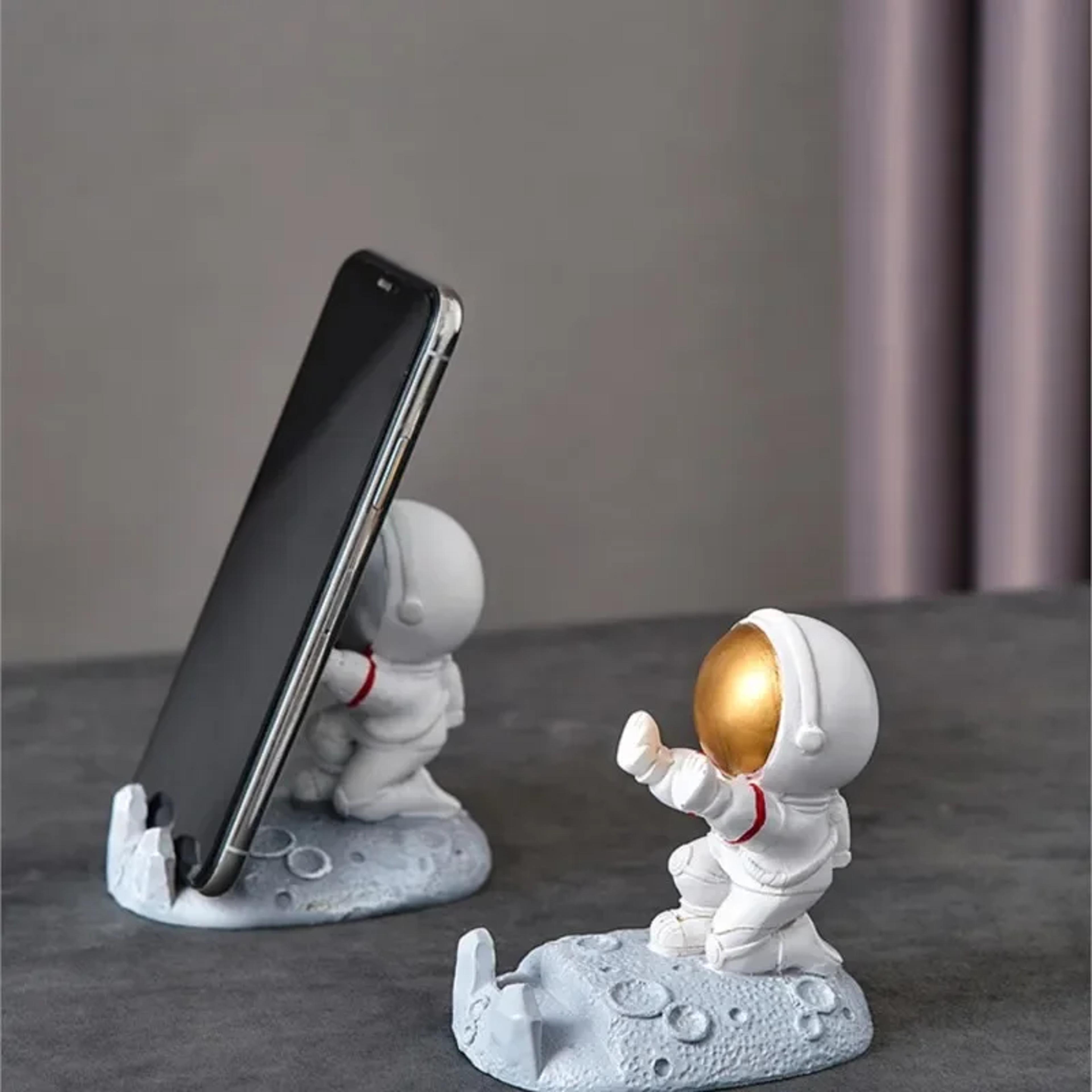 Resin Spaceman Bracket Office Desk Decoration Nordic Astronaut Mobile Phone Holder 1