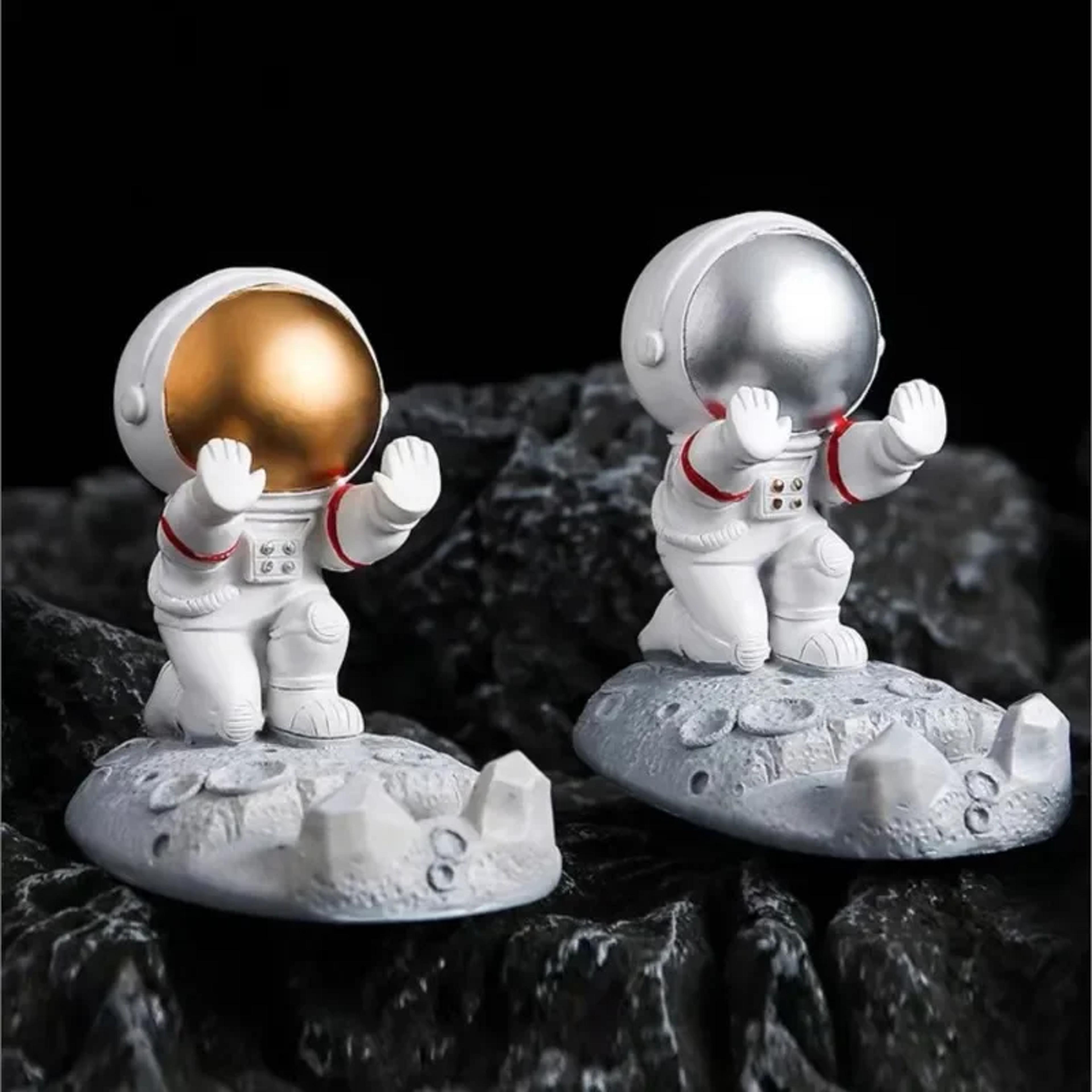 Resin Spaceman Bracket Office Desk Decoration Nordic Astronaut Mobile Phone Holder 2