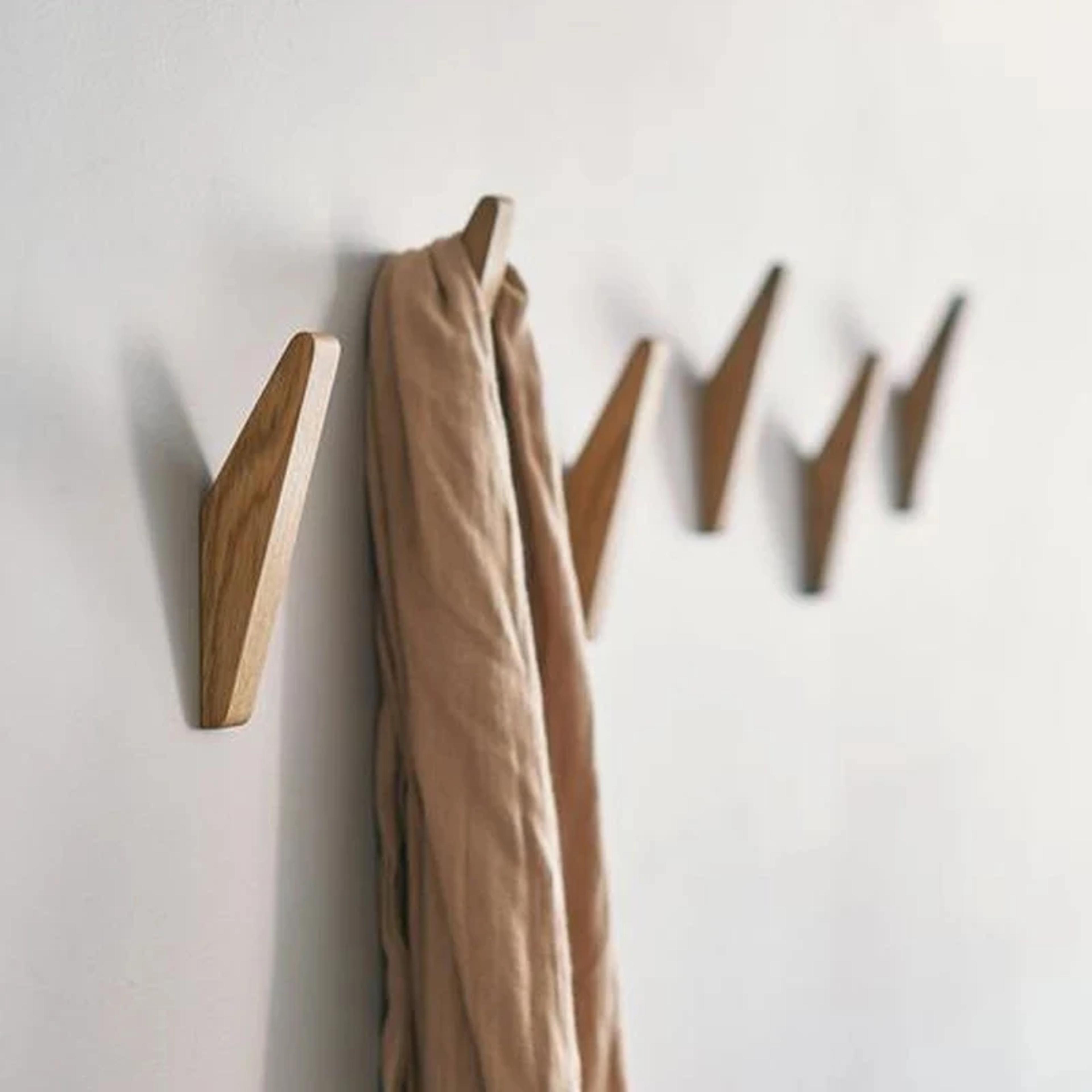 Oak Wall Mounted Coat Rack Triangle Wooden Wall Hooks For Keys Hats Bags And Scarves 0