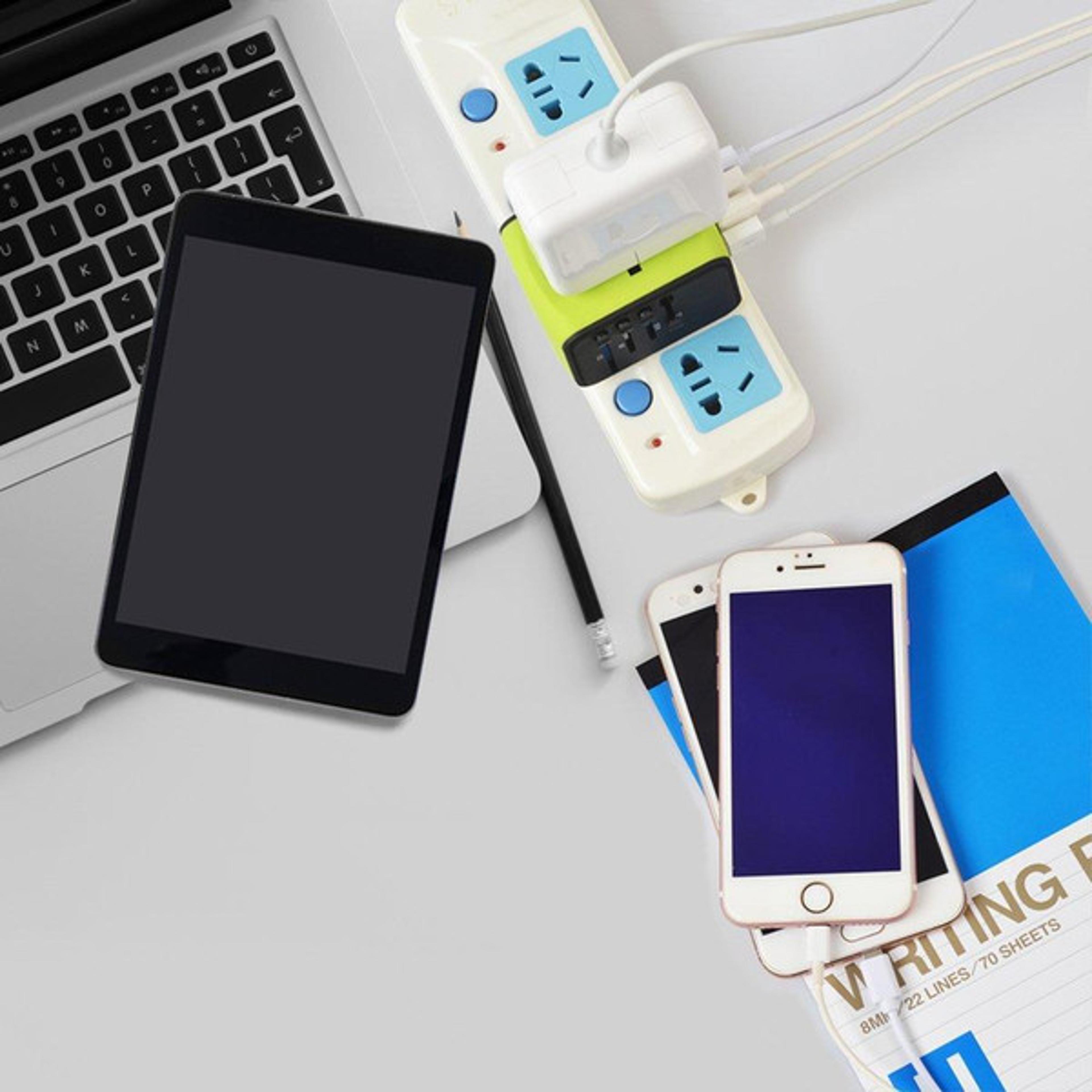 Smart Travel Adapter 1