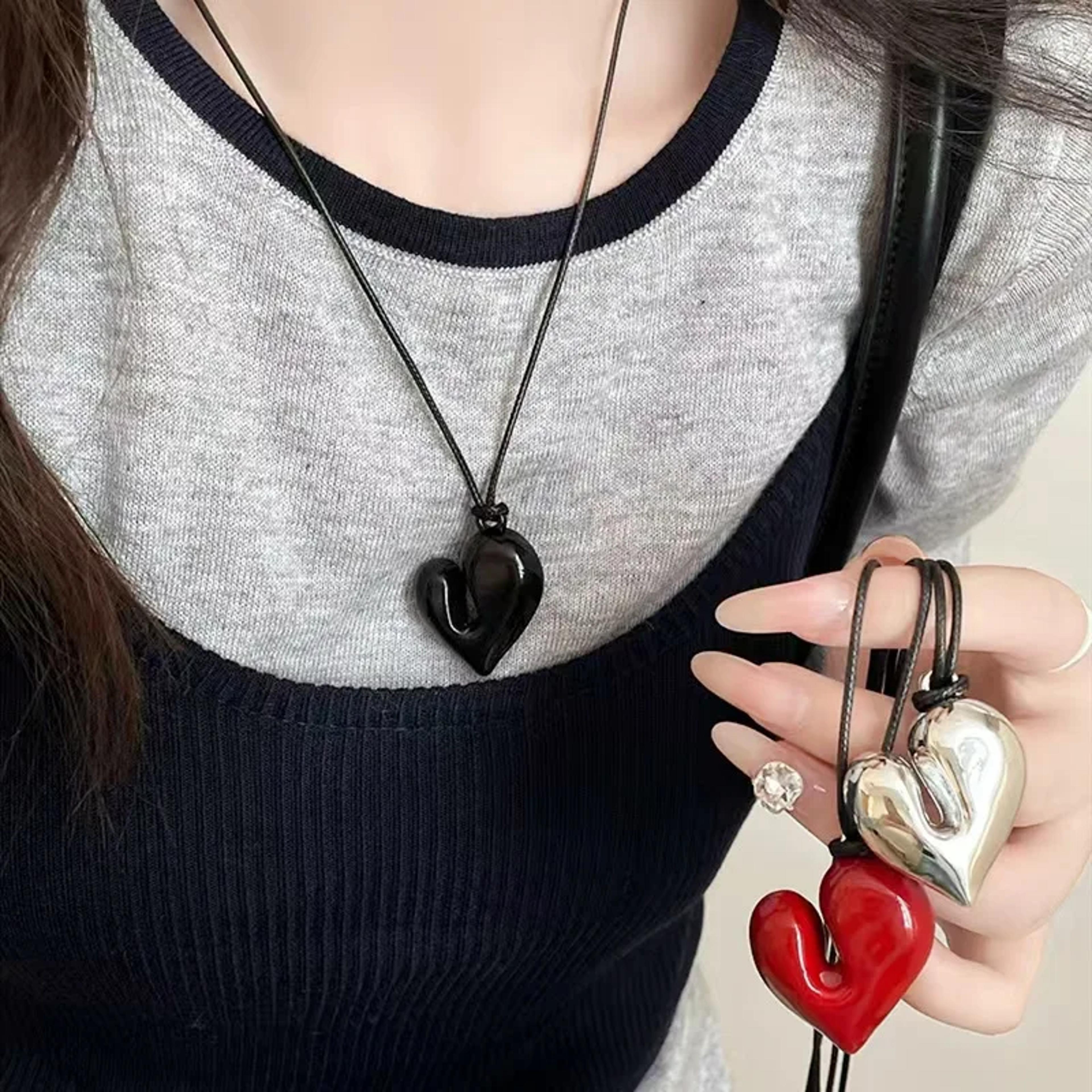Vintage Heart Pendant Necklace Red Heart Choker For Women Romantic Y2K Statement Jewelry 2