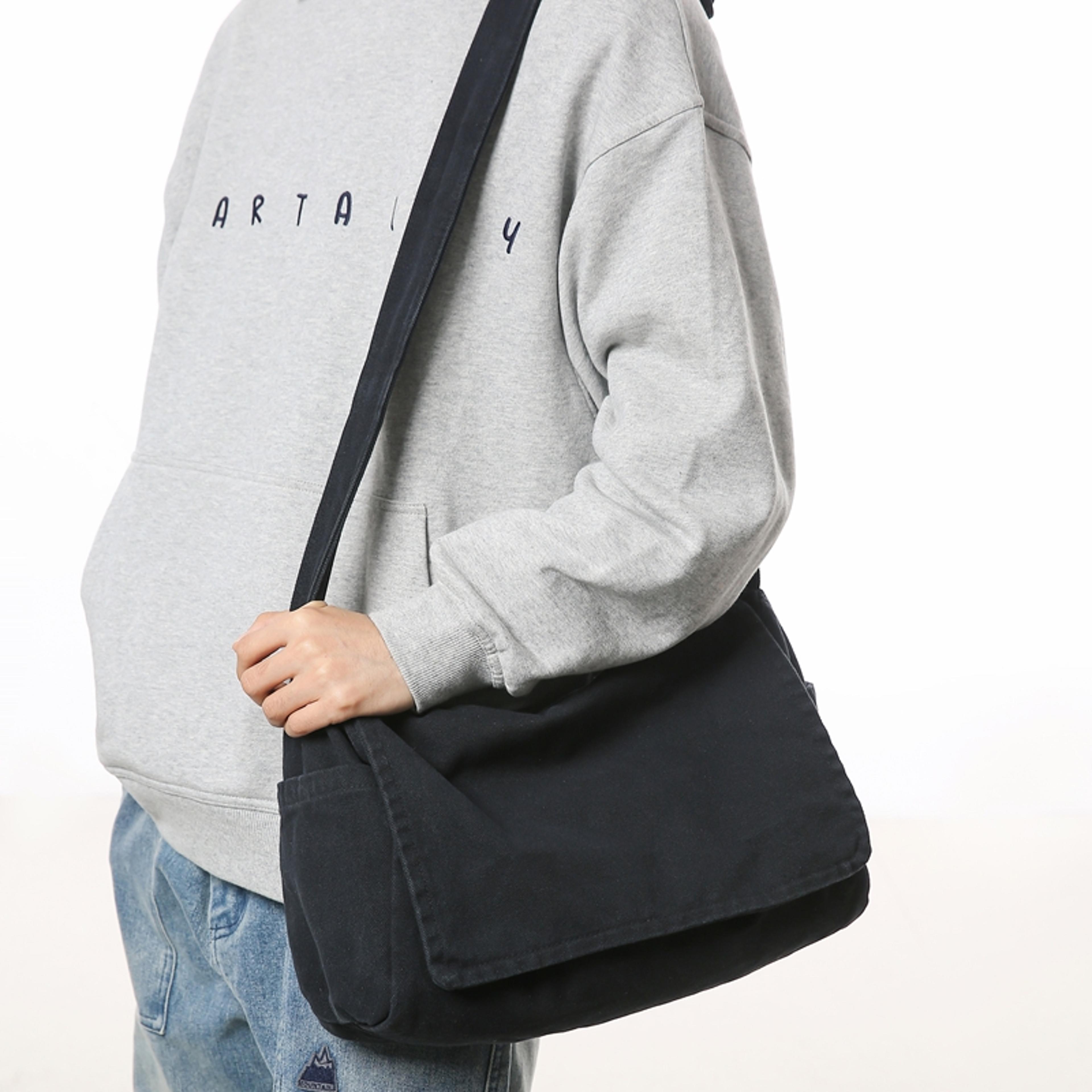 Minimalist Large Capacity Messenger Bag For Men Versatile Everyday Commute Shoulder Bag 4