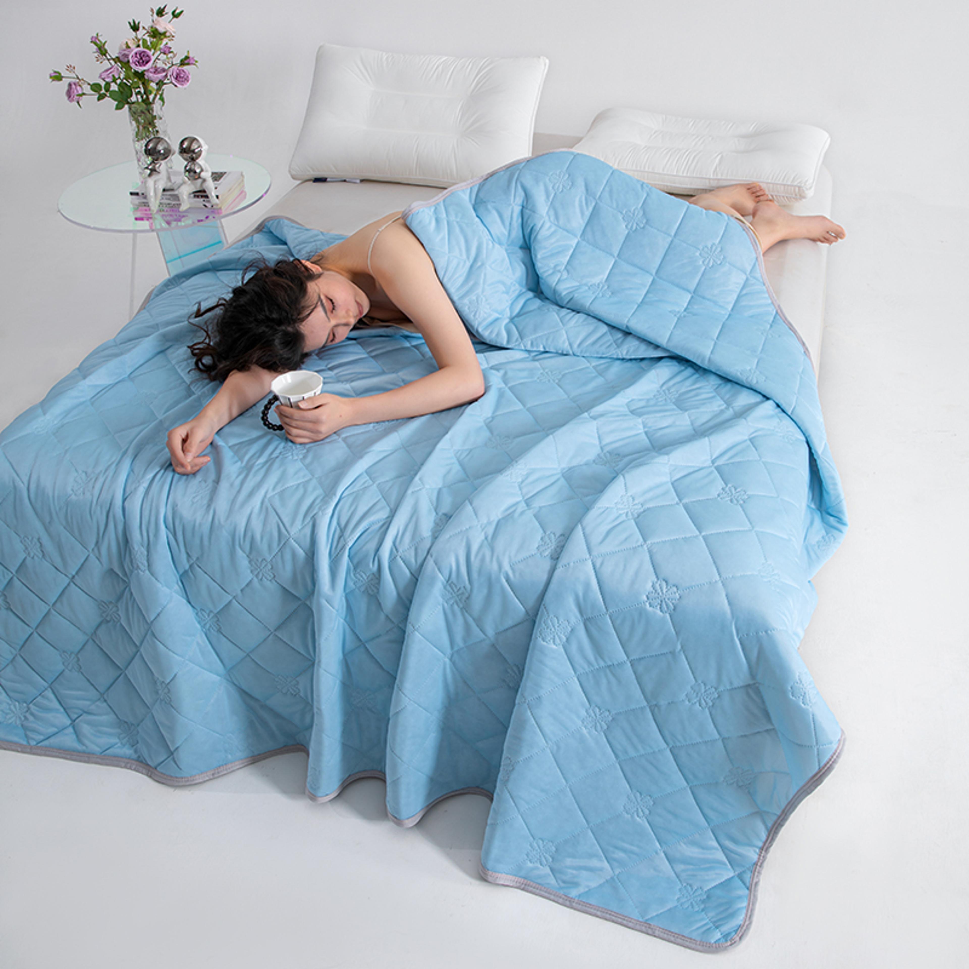 Lightweight Cooling Summer Comforter Blanket For Hot Sleepers 12