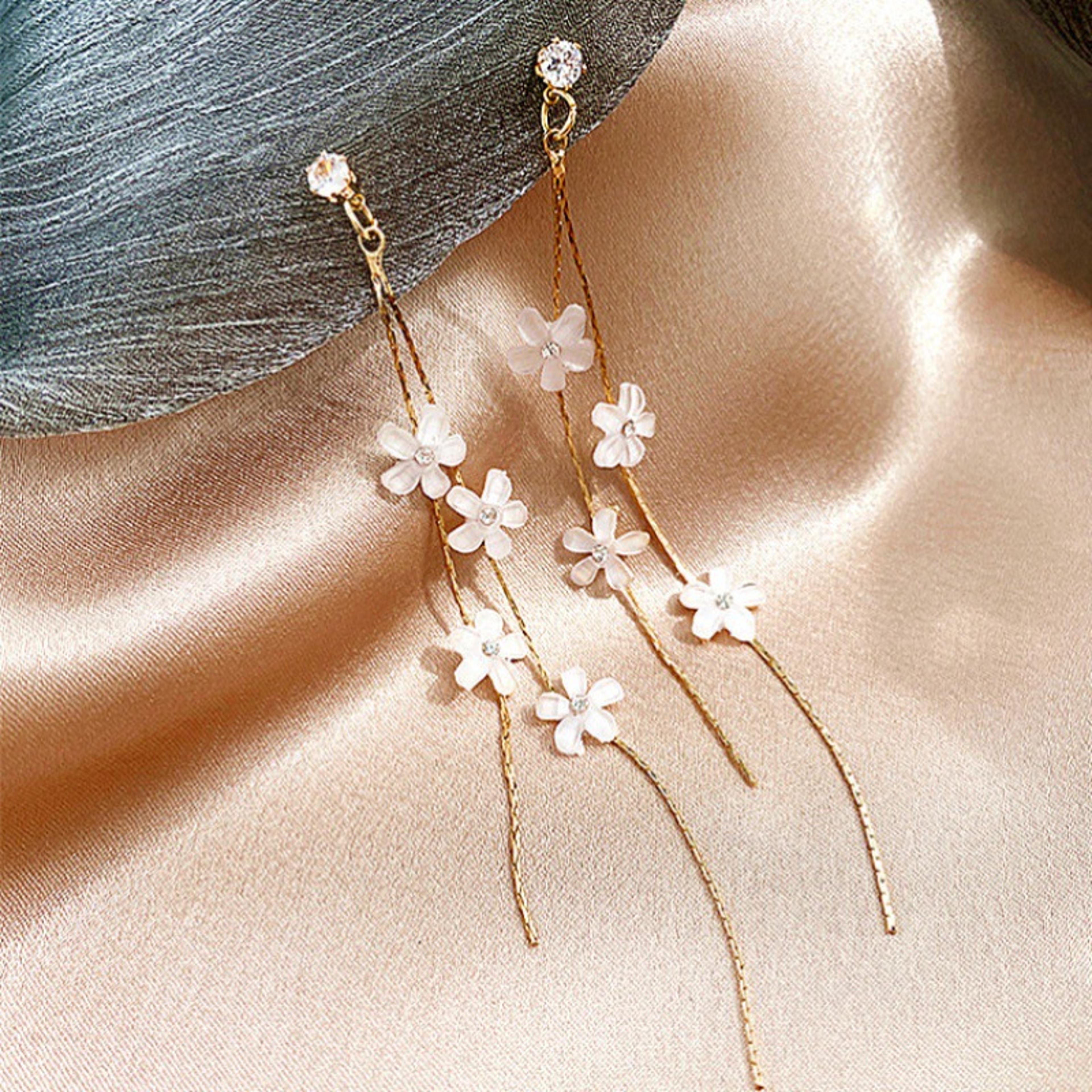 Style Daisy Flower Earrings With Rhinestone Tassels Asymmetrical Floral Statement Jewelry 2