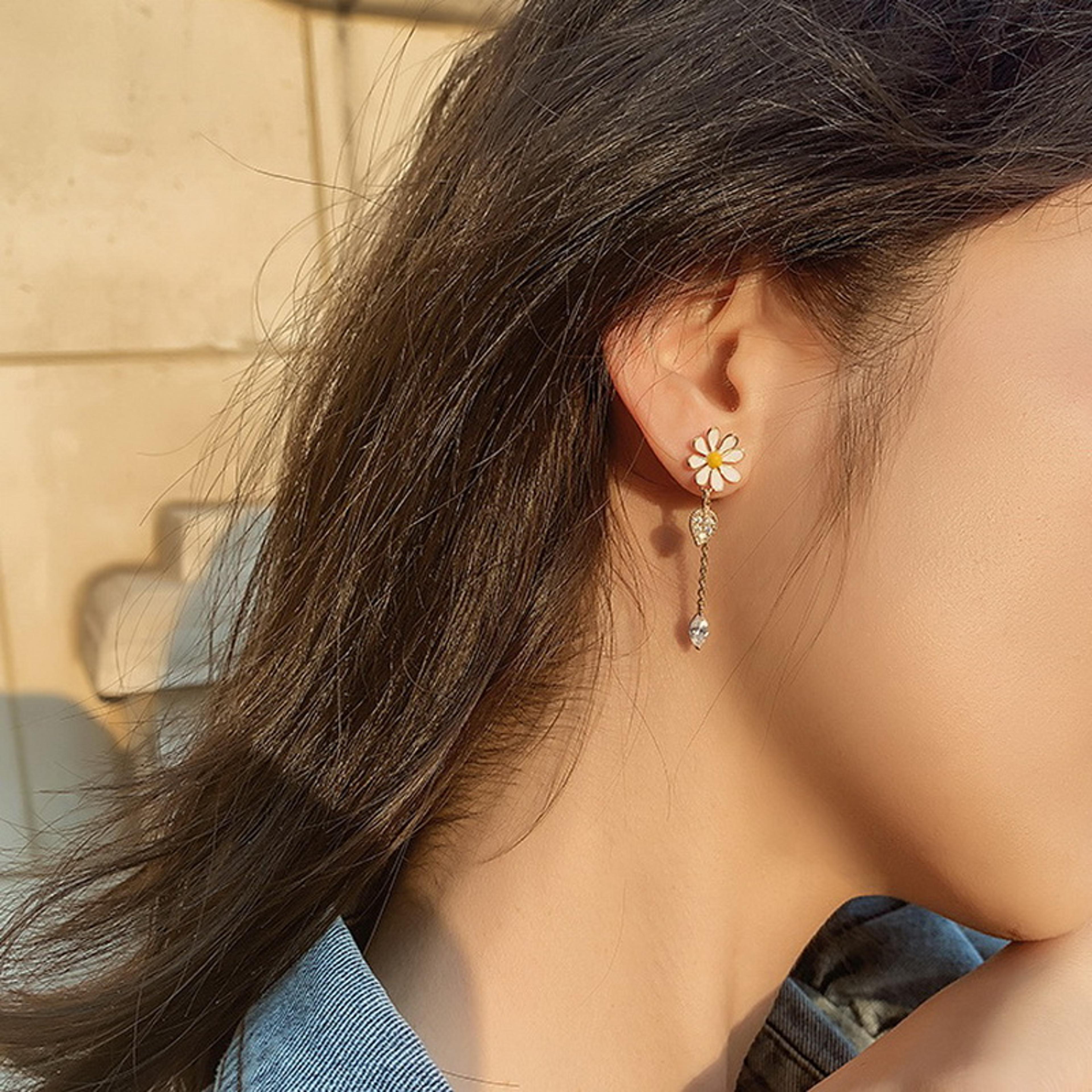 Style Daisy Flower Earrings With Rhinestone Tassels Asymmetrical Floral Statement Jewelry 3