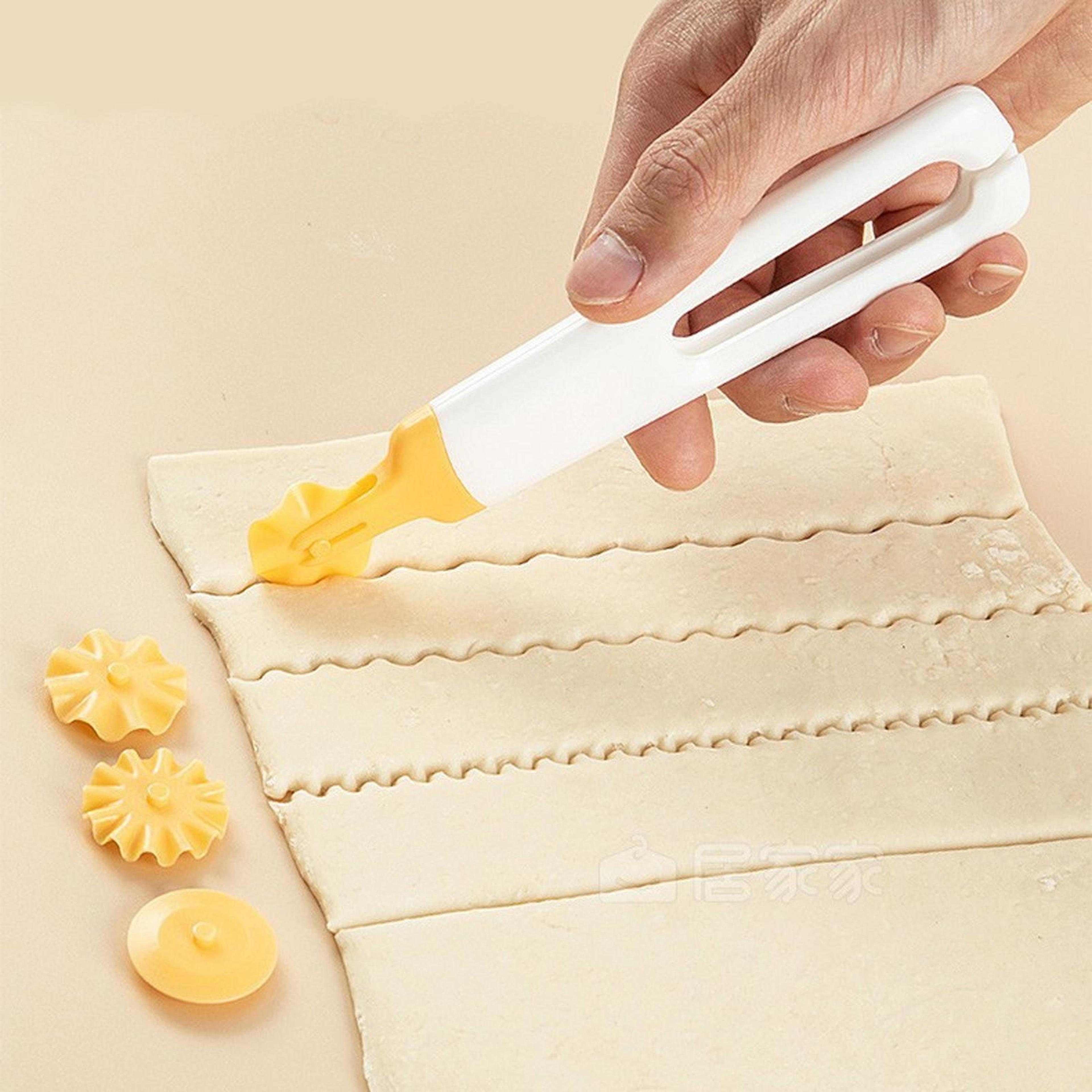 Decorative Roller Cutter And Pastry Cutter Set For Baking Cakes And Pie Crusts 0