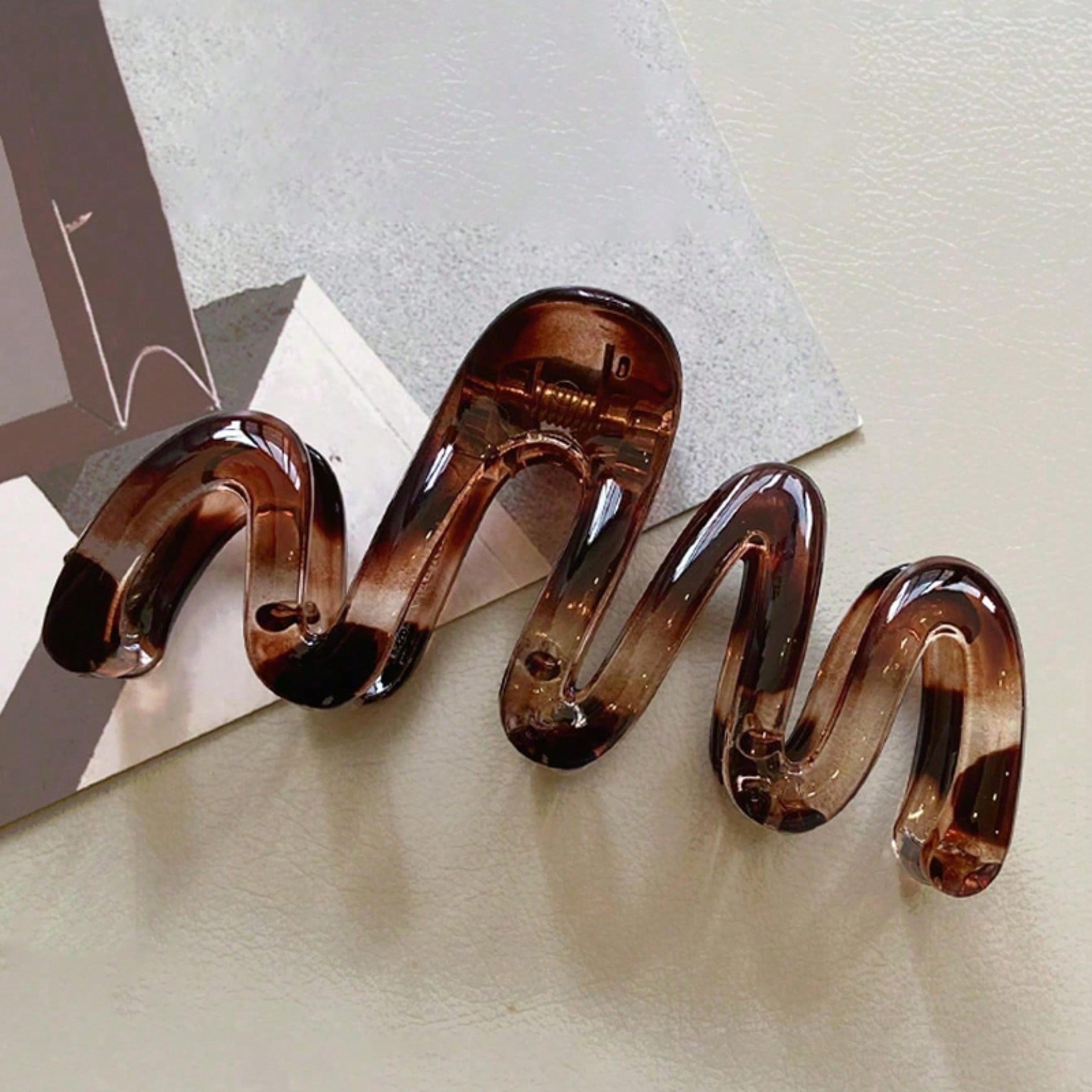 Trendy Y2K Hair Clips For WomenLarge 11cm Glossy Wavy Claw Clips Amber Brown 2PCSMinimalist 90s Ret 8
