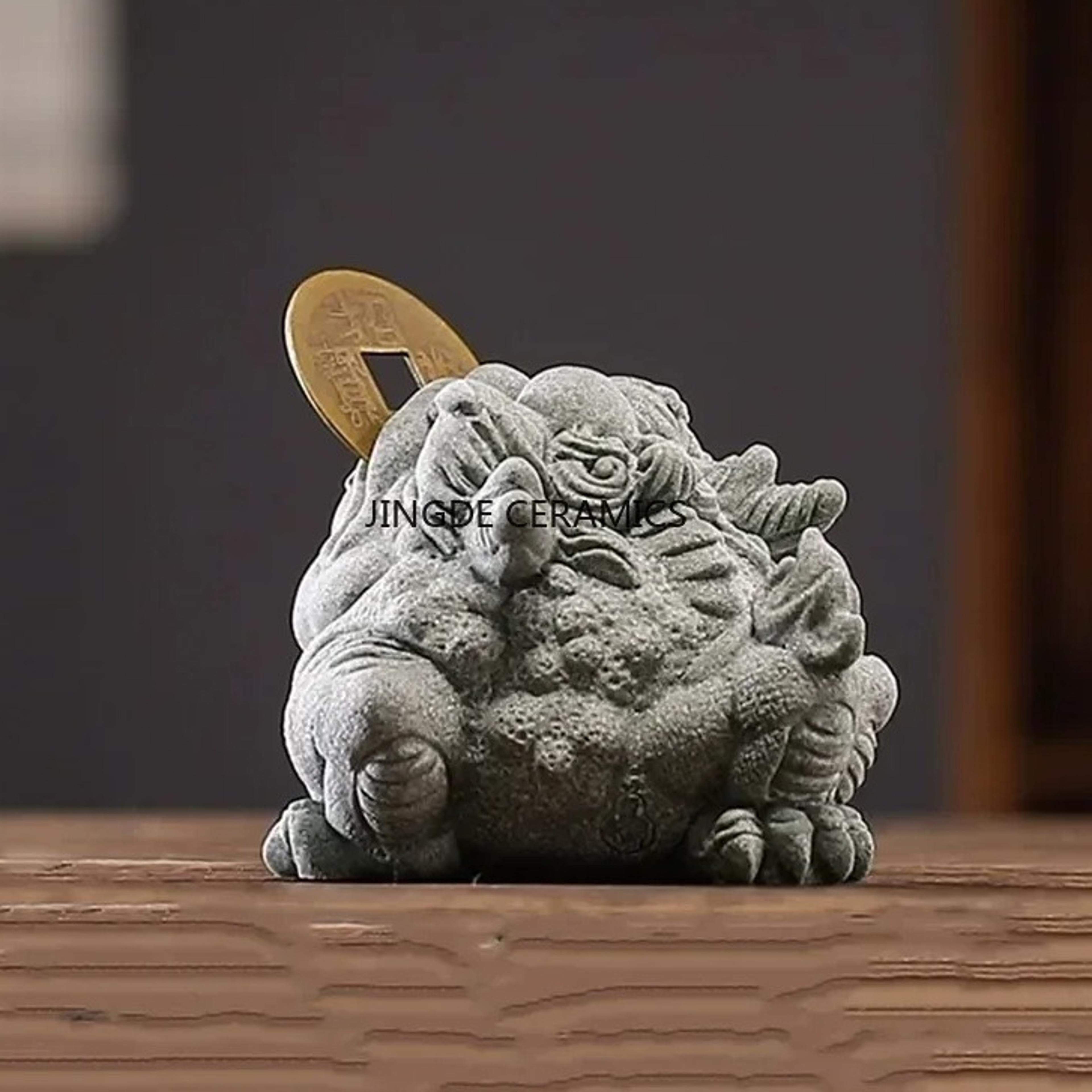 Feng Shui Gold Toad Tea Pet Pottery Figurine for Tea Tray and Desk Decorjpg