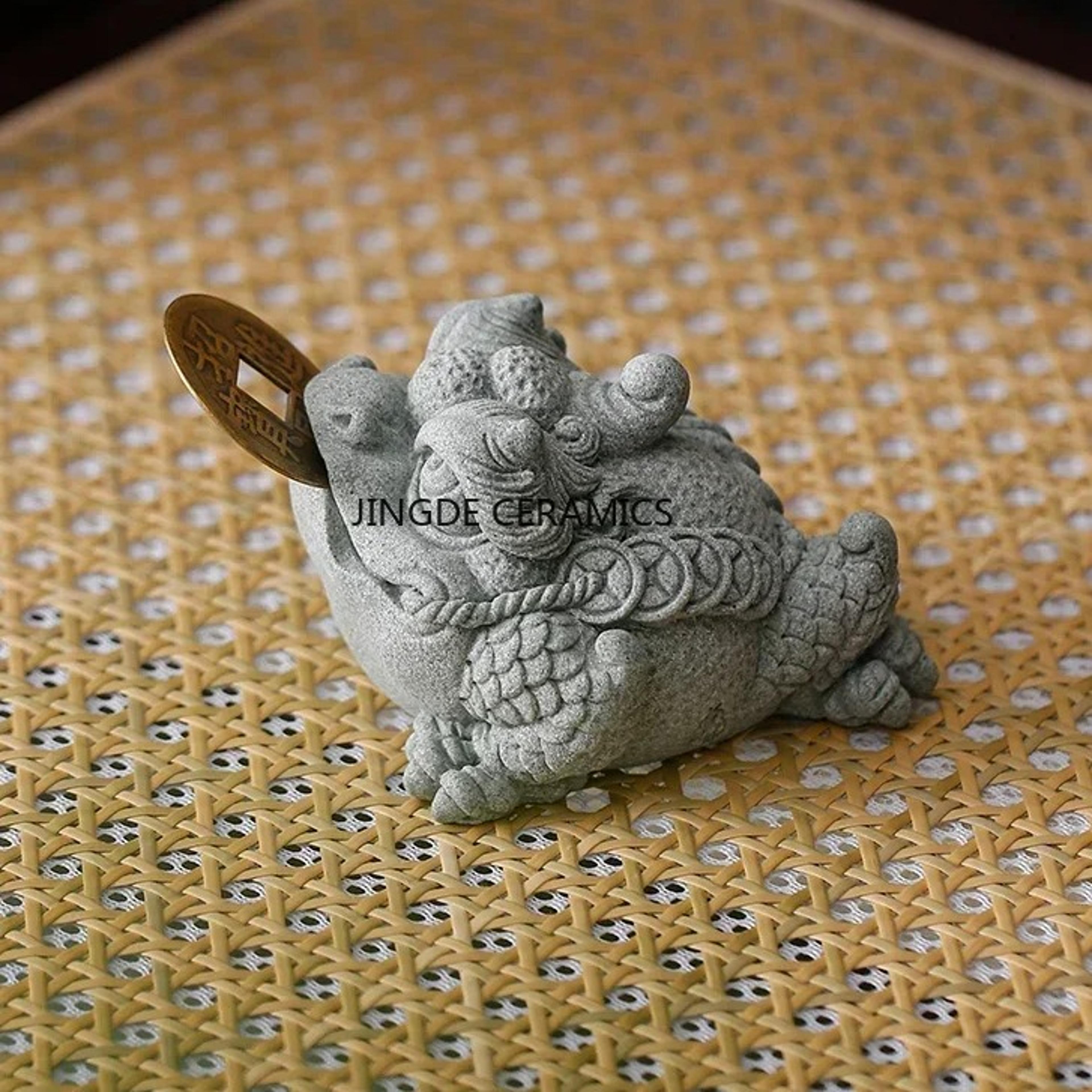 Feng Shui Gold Toad Tea Pet Pottery Figurine for Tea Tray and Desk Decorjpg