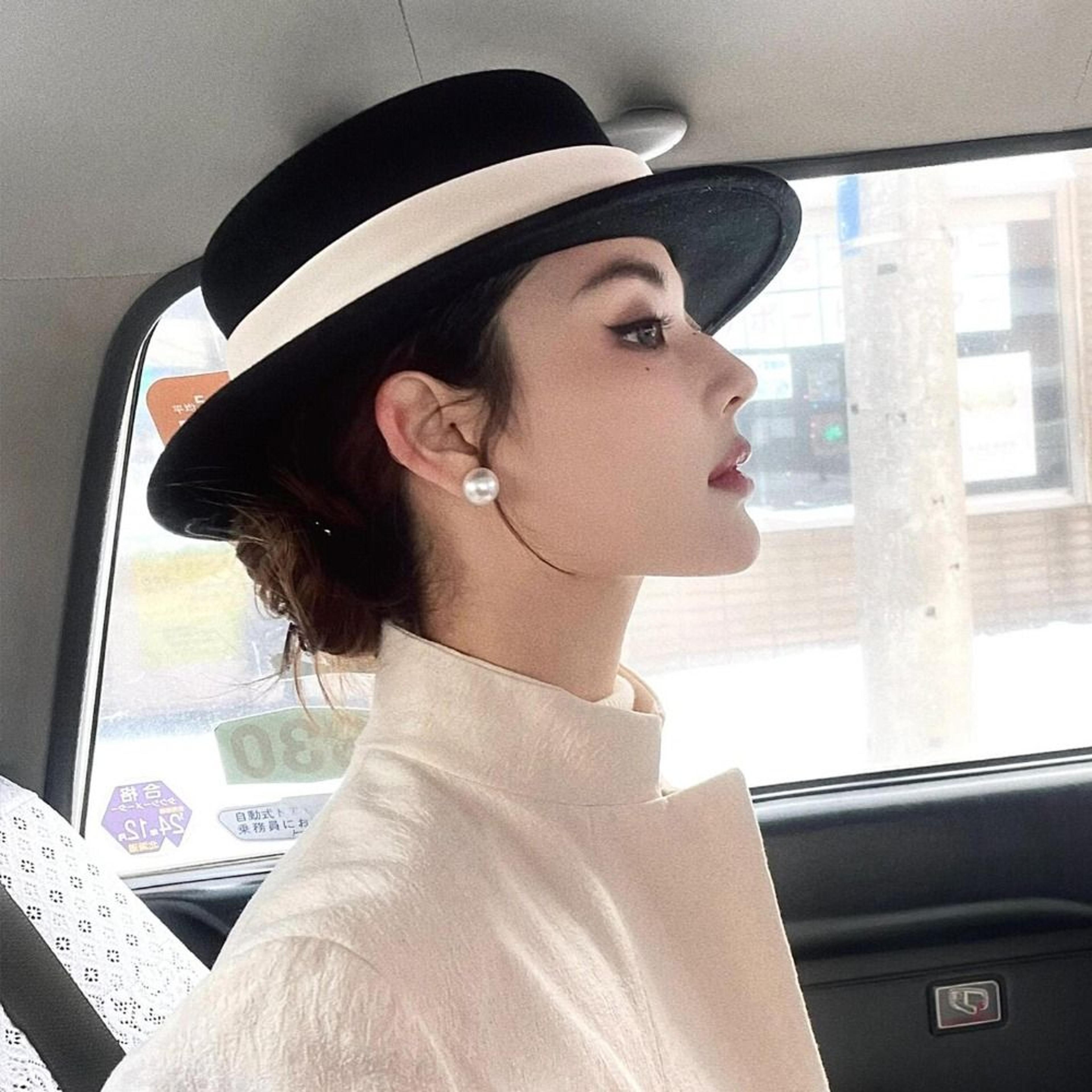 Elegant Flat Top Felt Fedora Hat With Wide Brim For Women 4