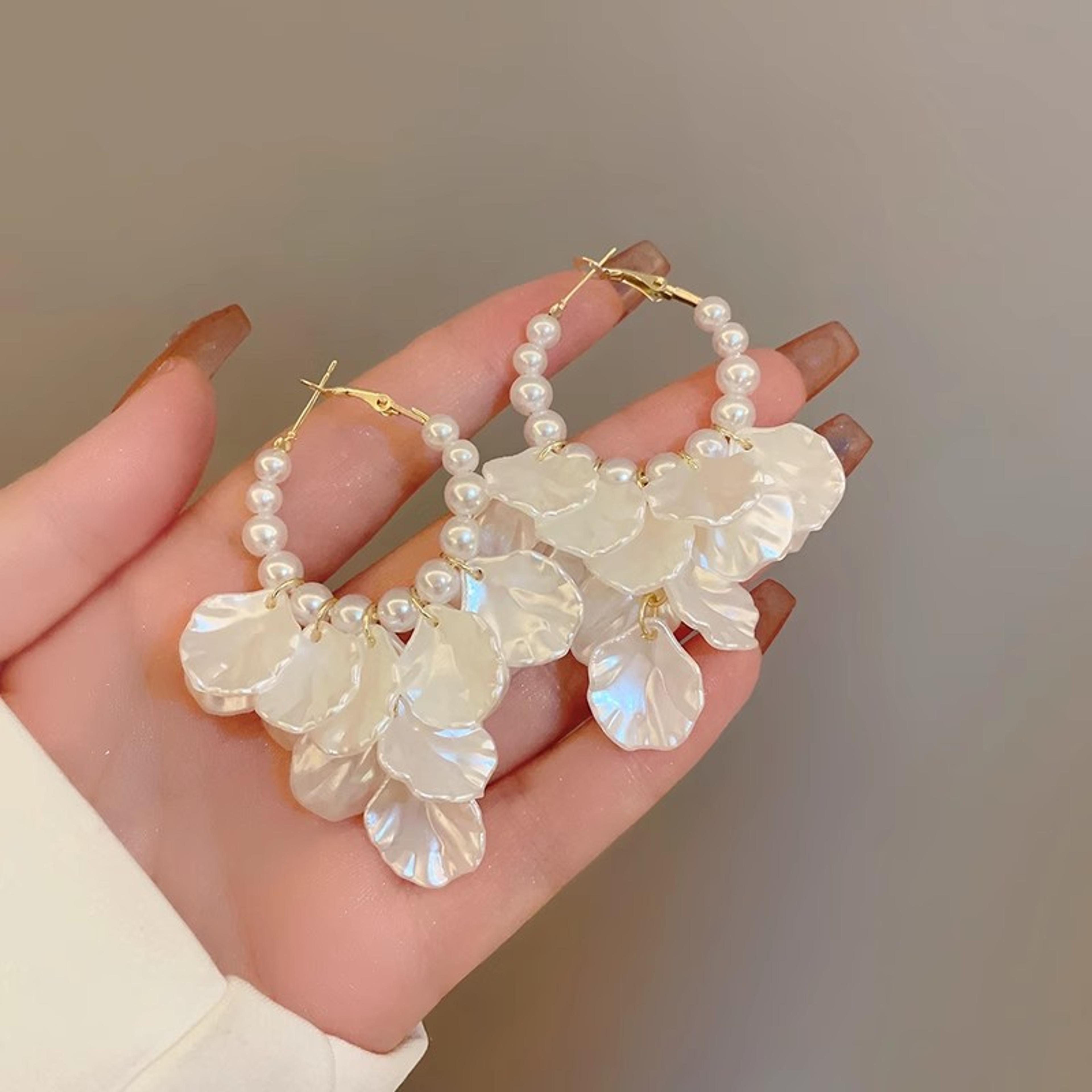 Fashion Unique Glossy Shell Flower Pendant Earrings For Women Pearl Earrings With Sweet Design Perf 6