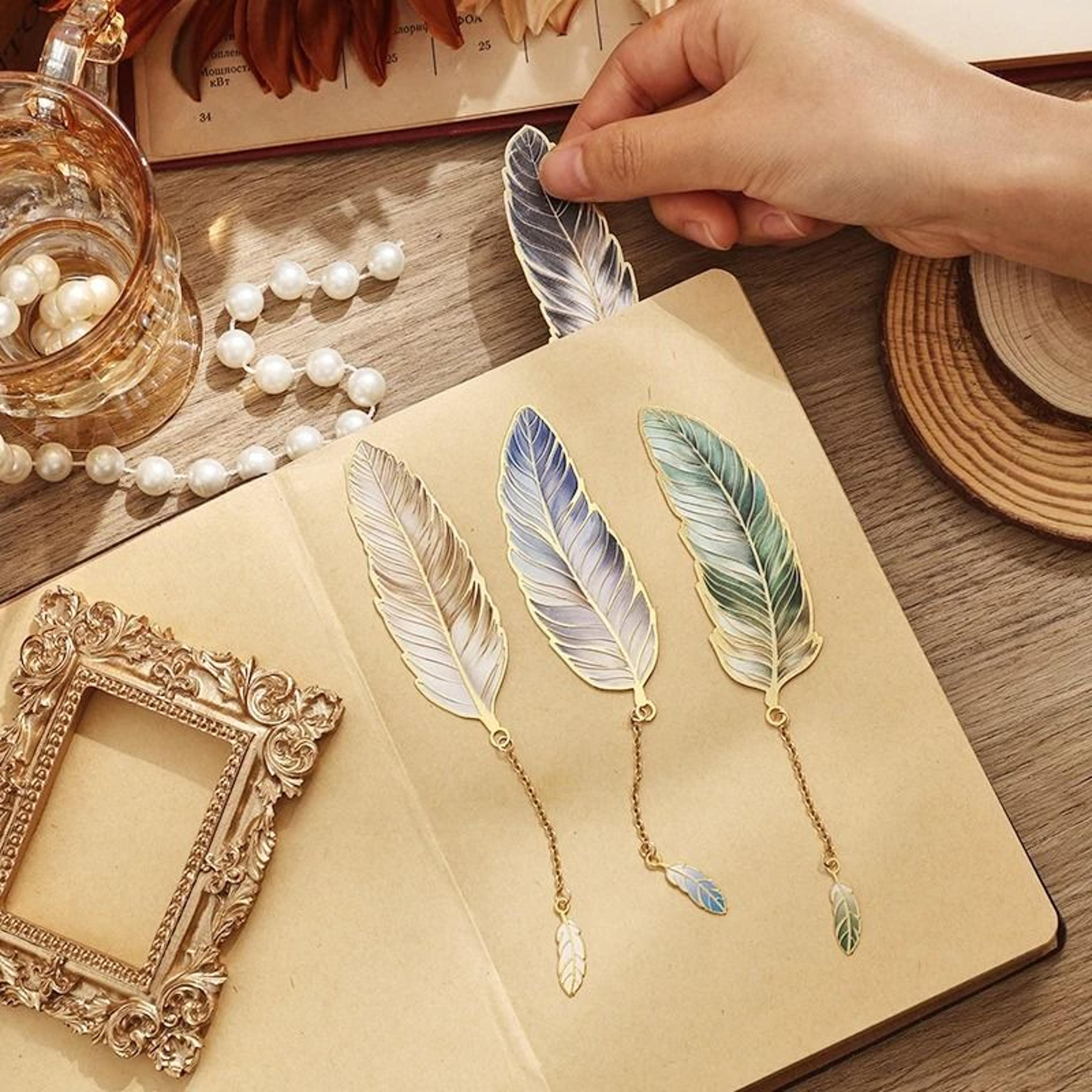Vintage Feather Bronzing Metal Bookmark  Elegant Pendant Gift For Book Lovers 3