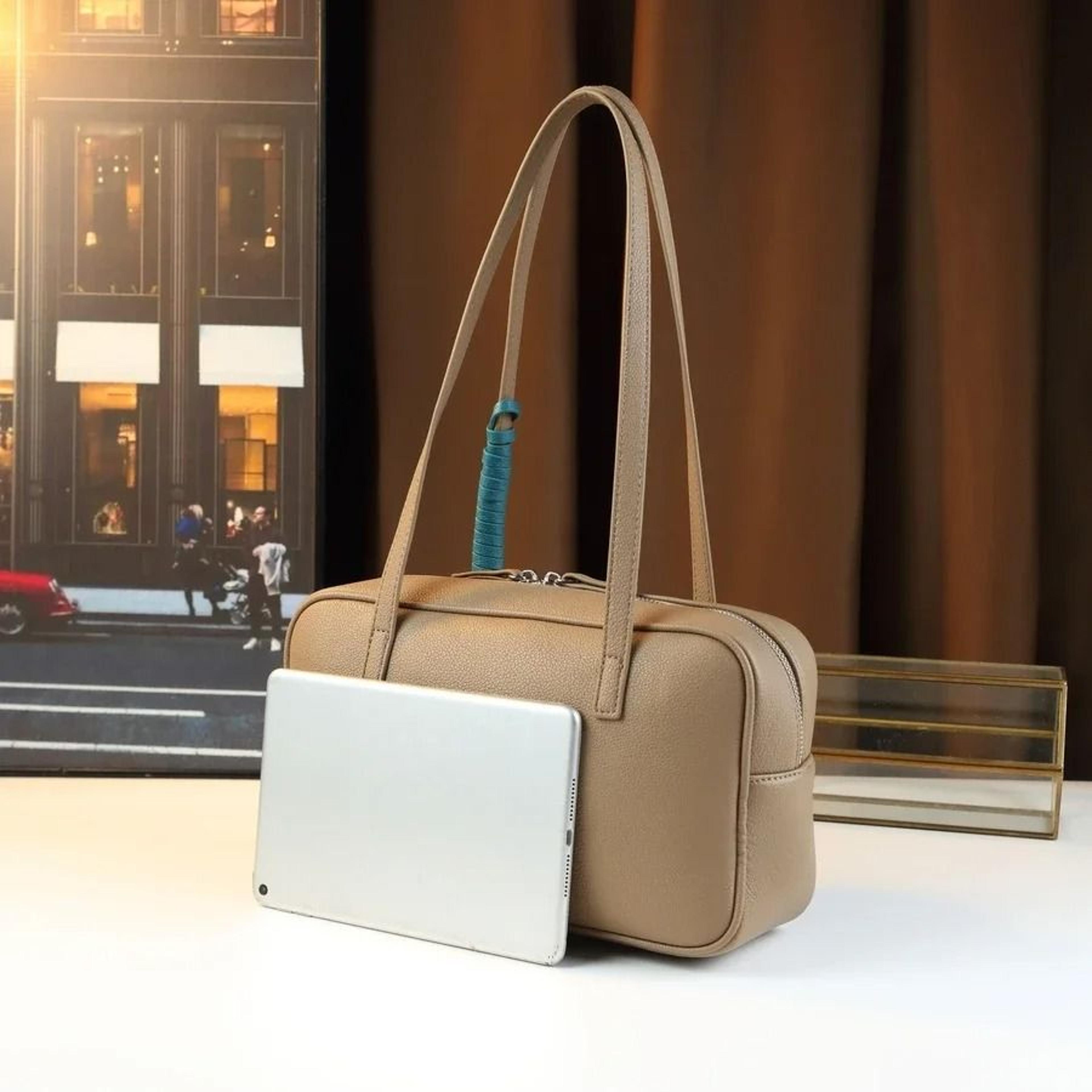 HighCapacity Boston Messenger Handbag 3