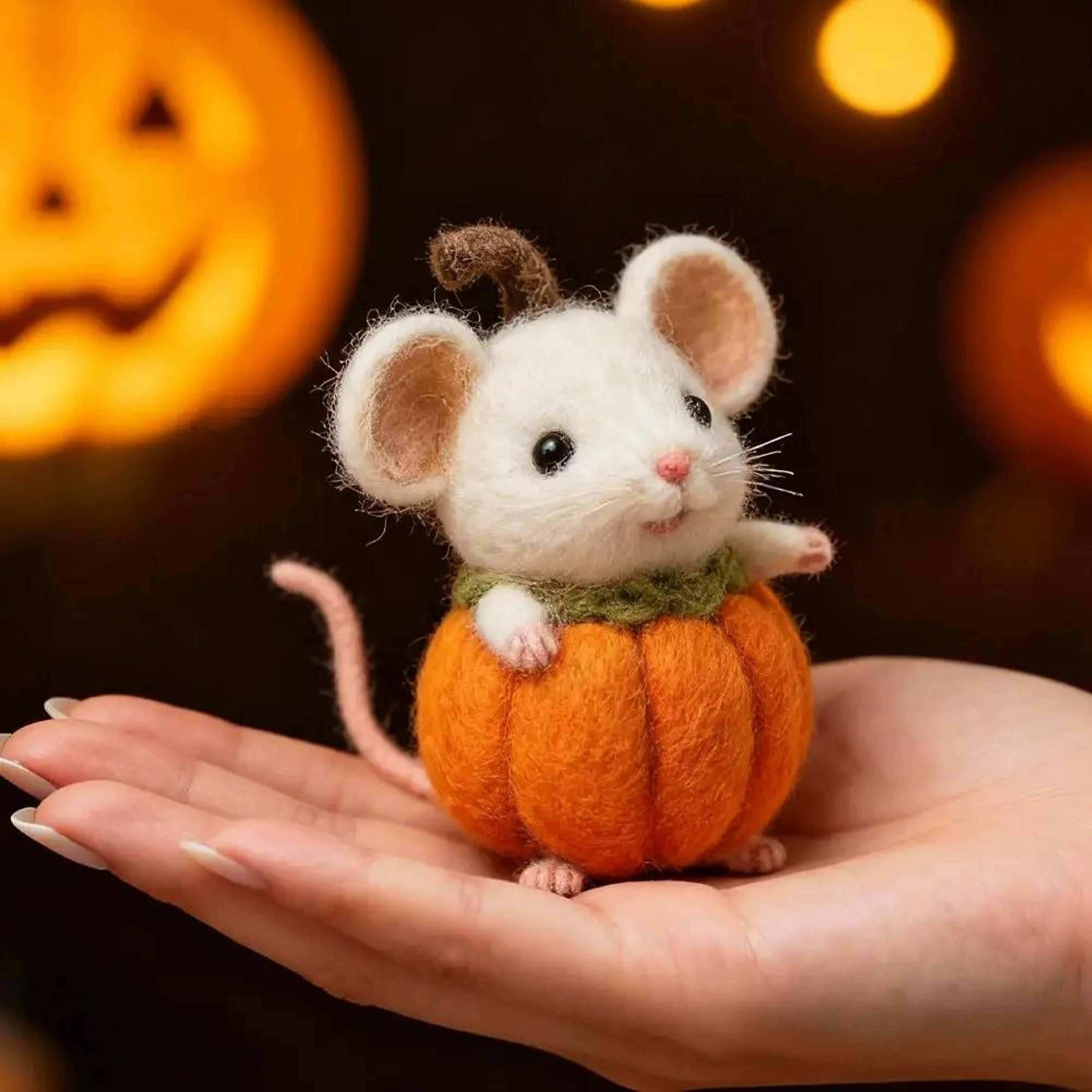Handmade Festive Wool Felt Mouse Figurine 3