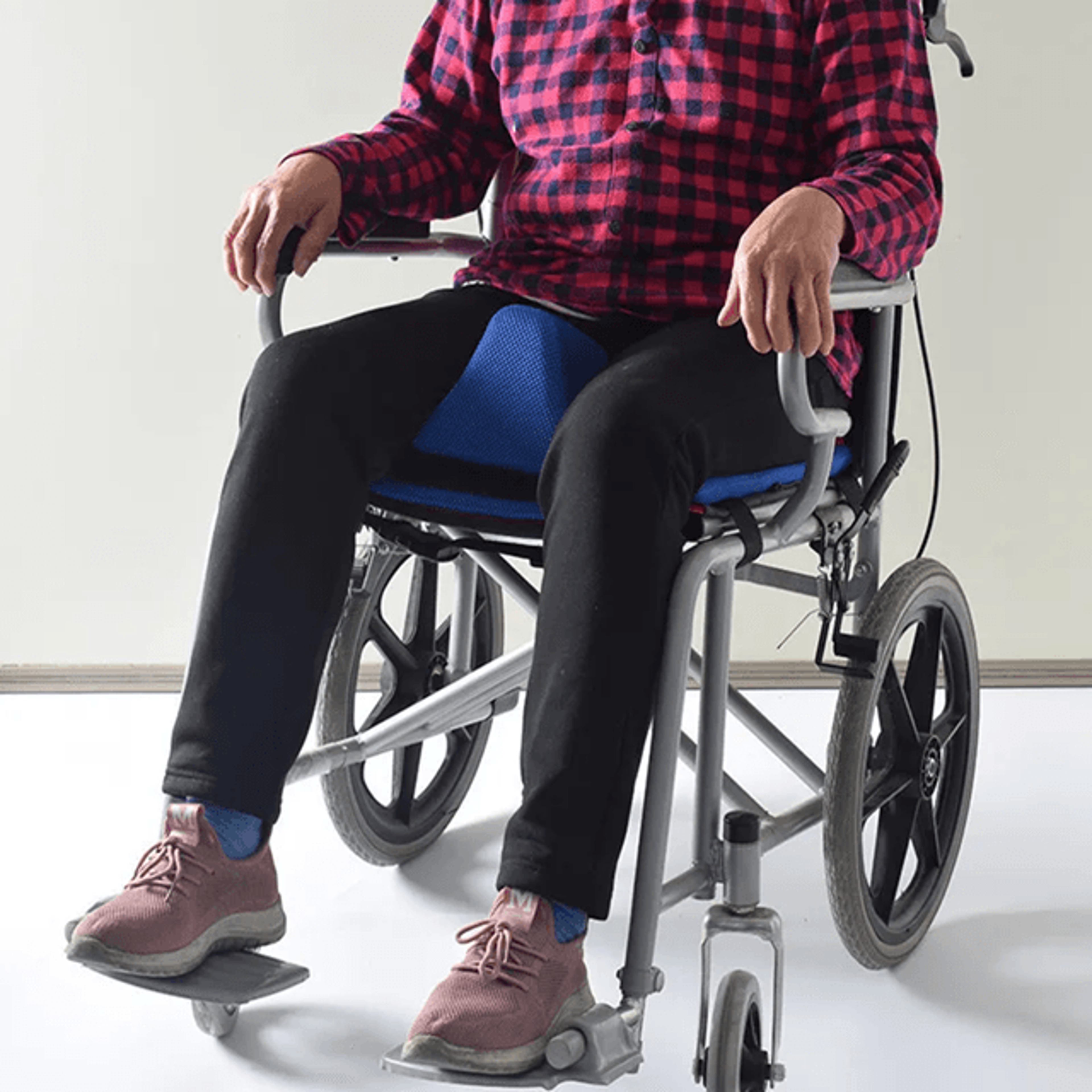 SafeSeat Wheelchair Cushion With Anti Fall Limiter 4
