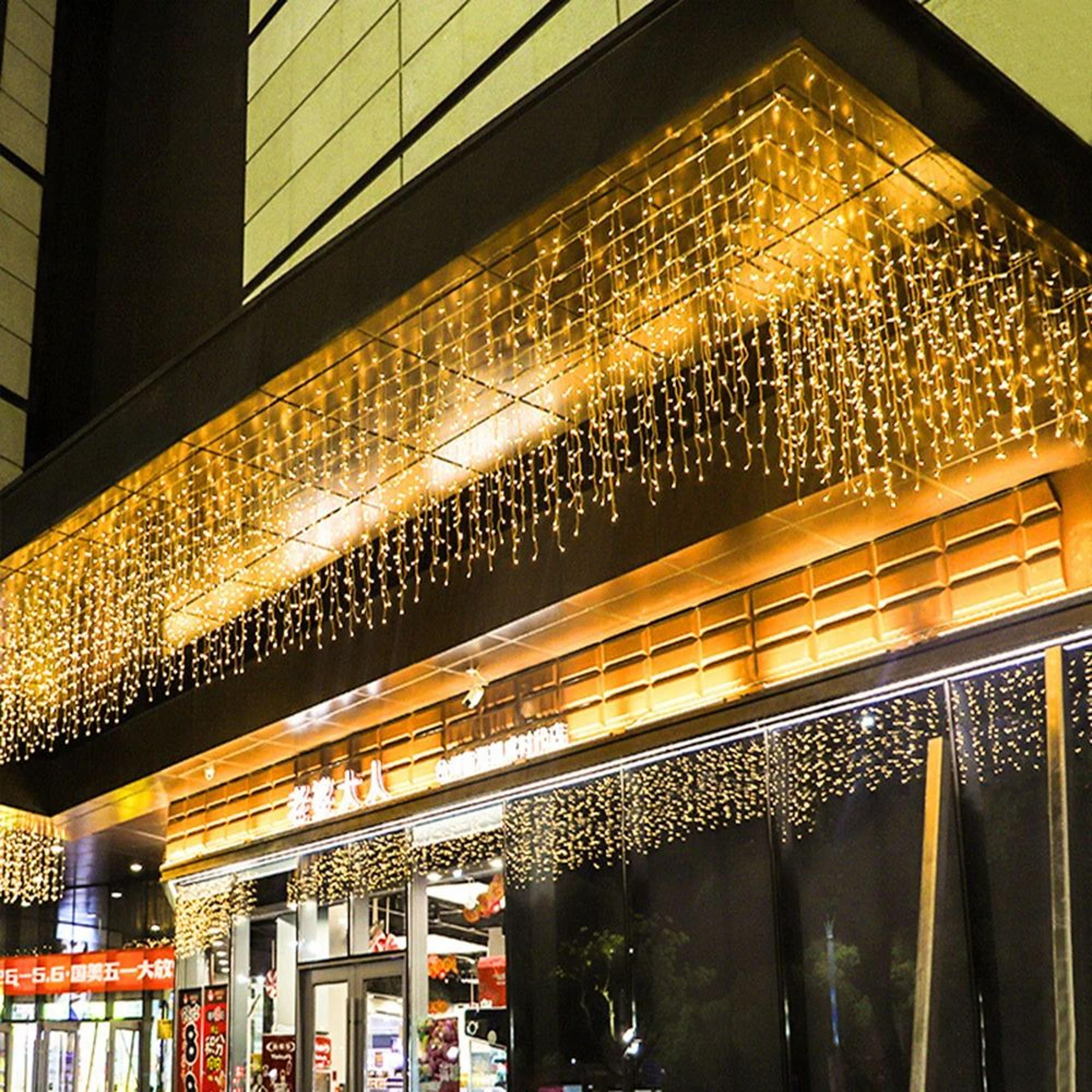 Outdoor Cascading LED Icicle Lights 4