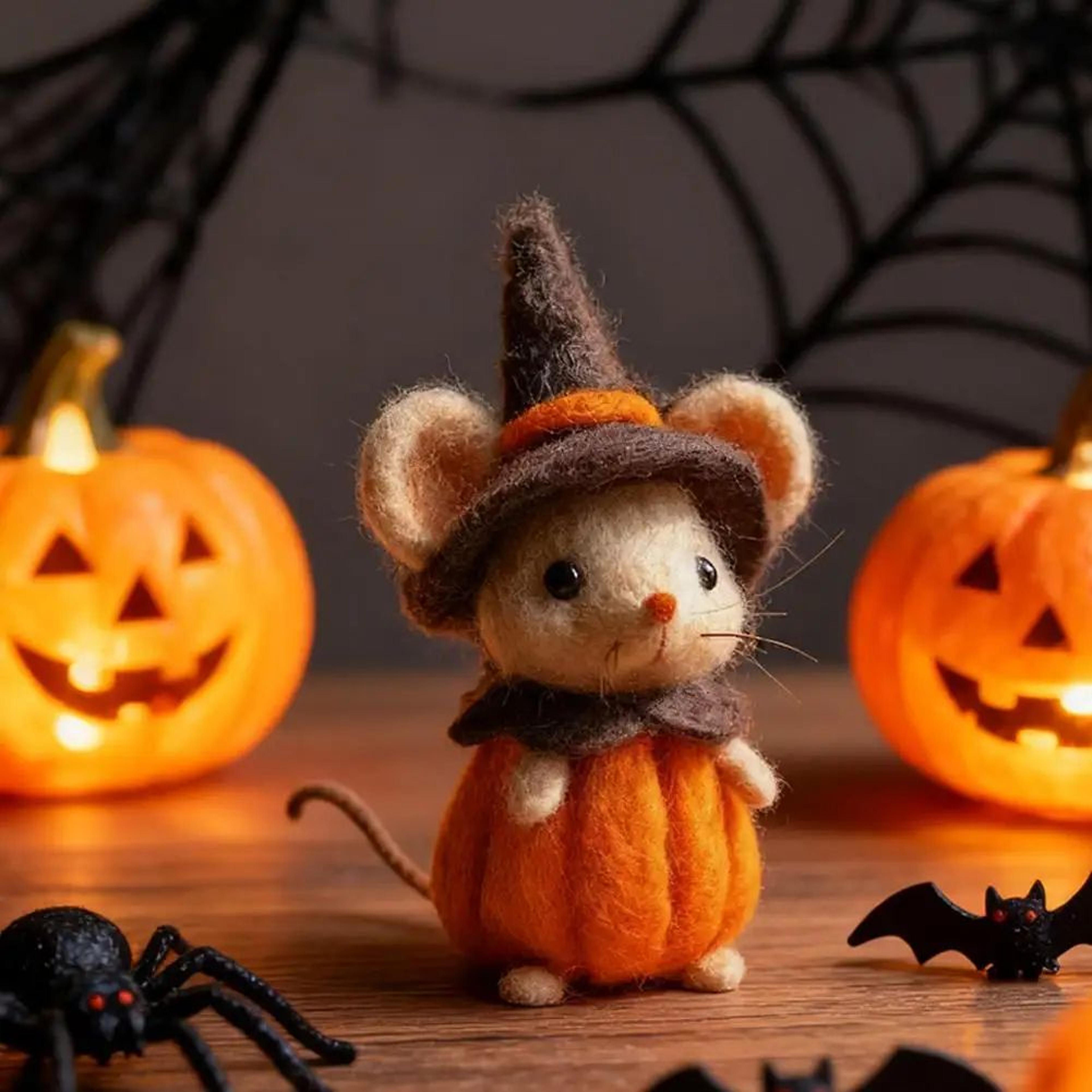 Handmade Wool Felt Holiday Mouse Figurine 2