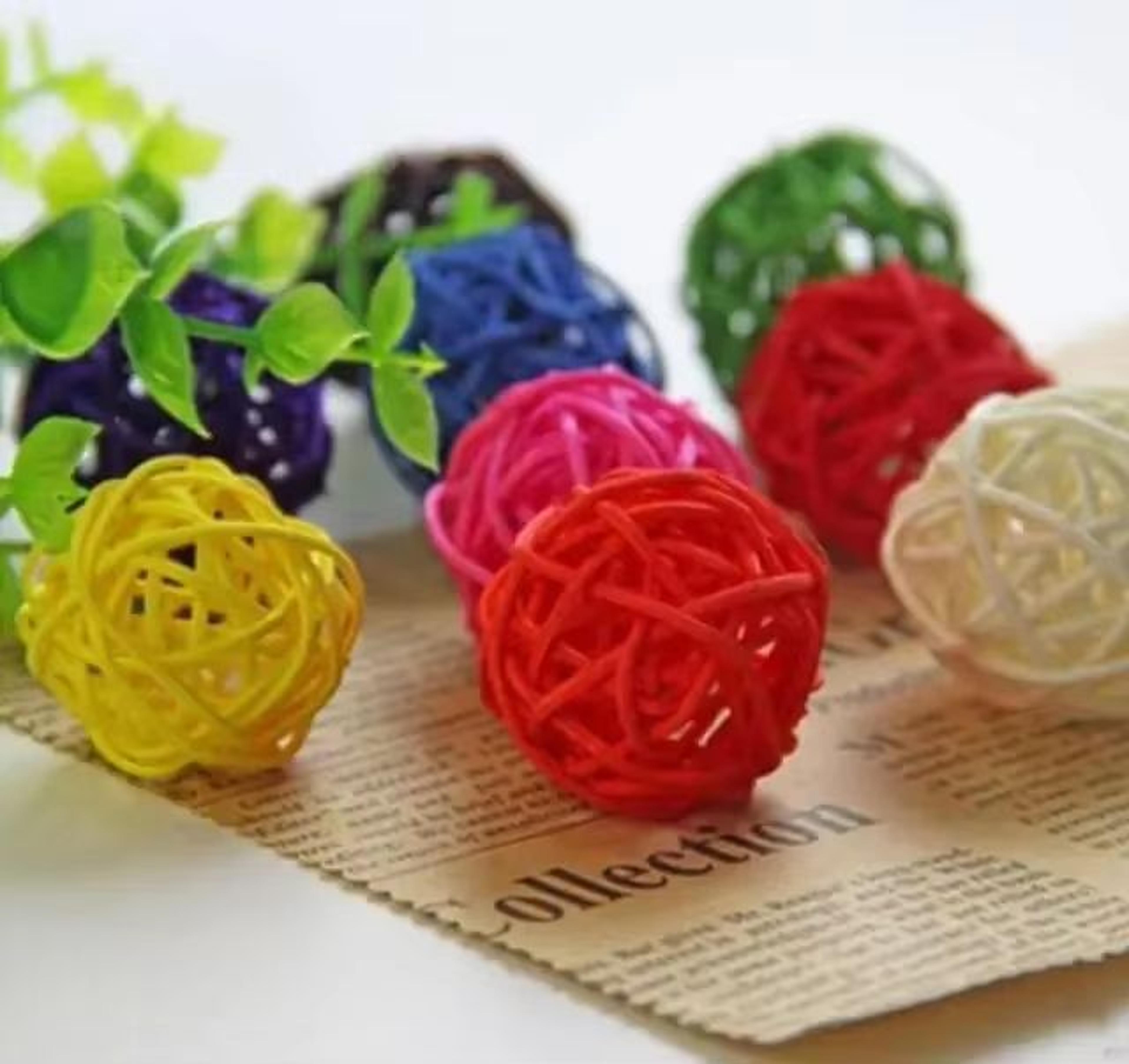 natural rattan sepak takraw chew balls for parrots – 10-piece primary colour set