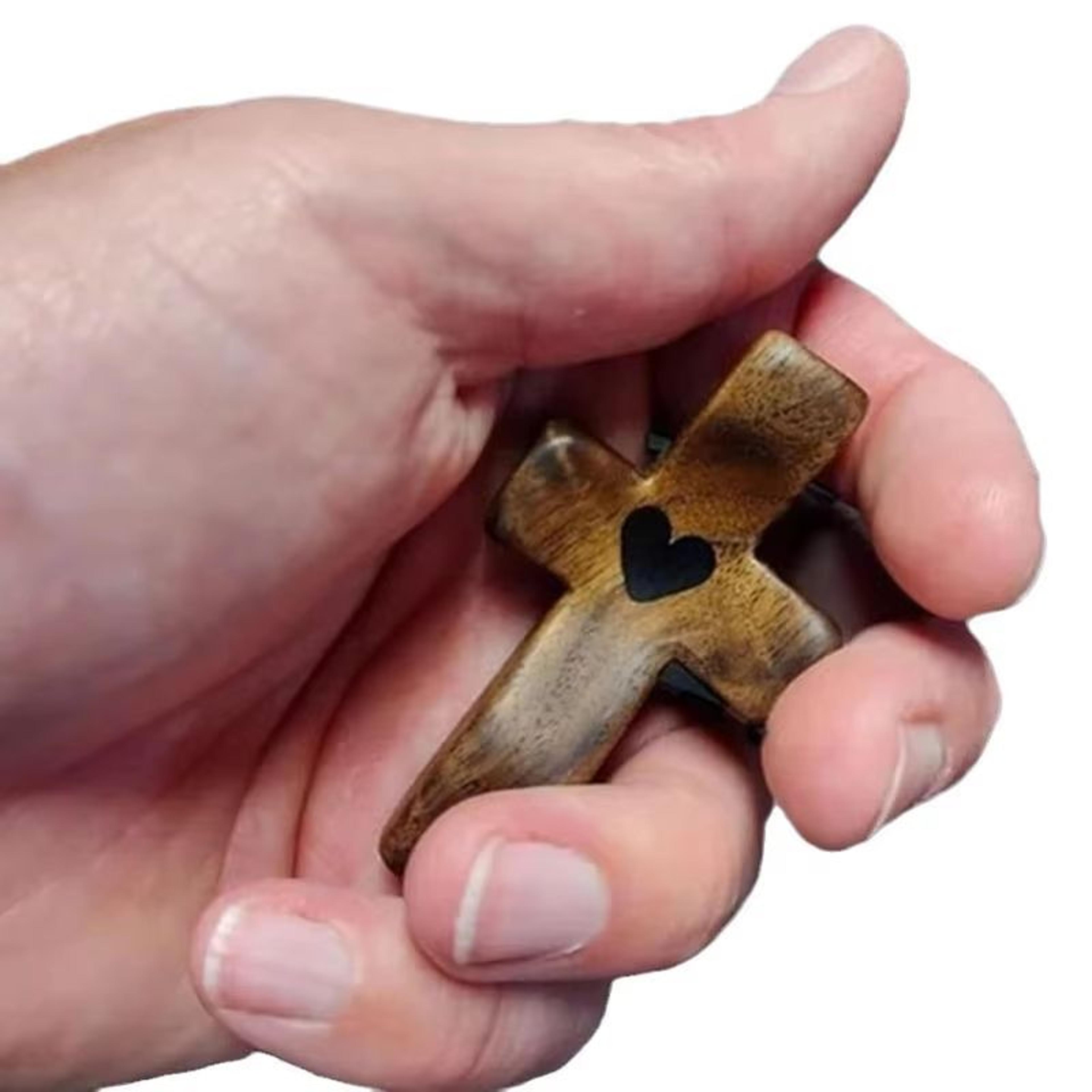 Cross My Heart Pocket Prayer Cross Set With Epoxy Heart  3pcs Handheld Wooden Cross For Daily Encou 3