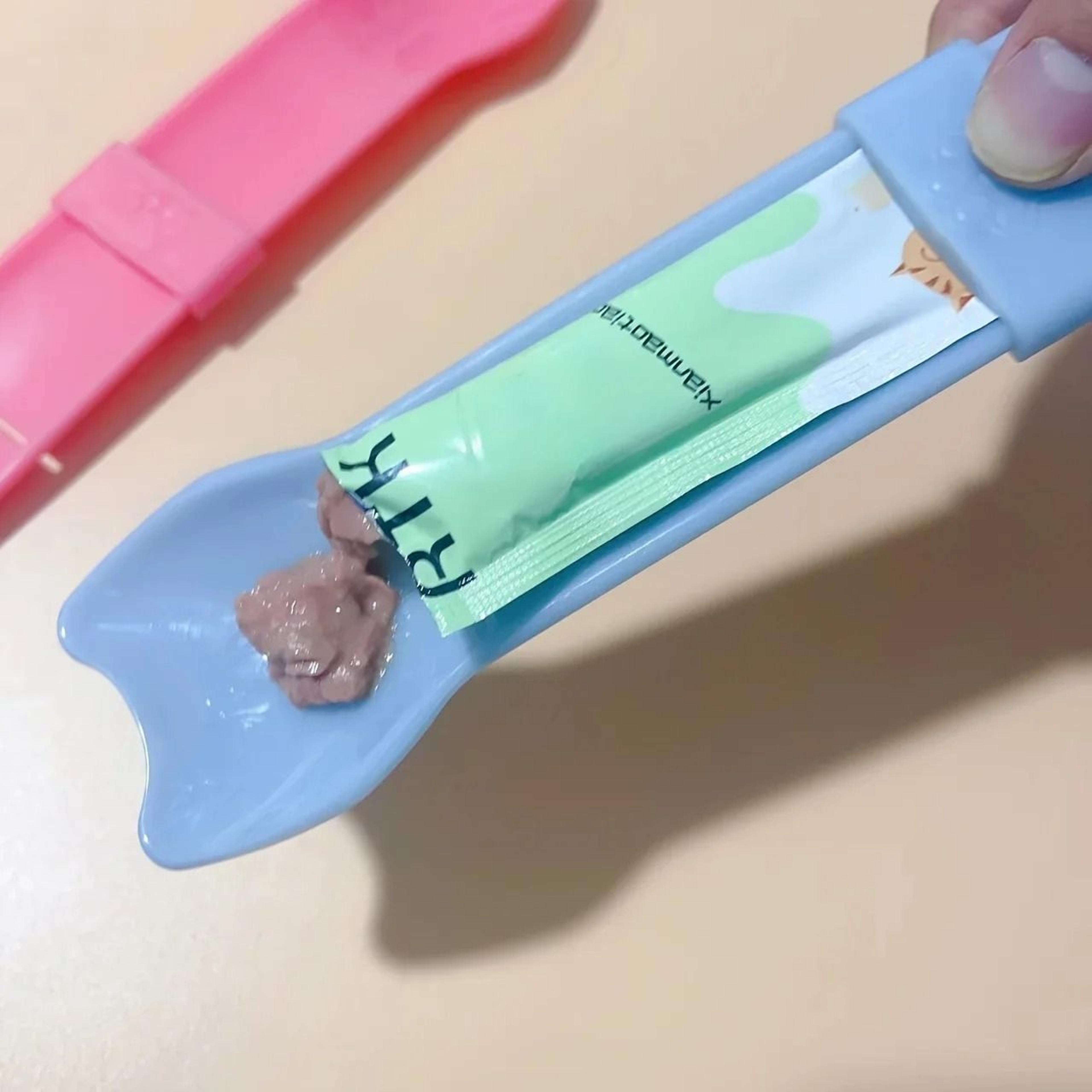 cat treat squeeze spoon feeder for lickable wet treats and liquid snacks