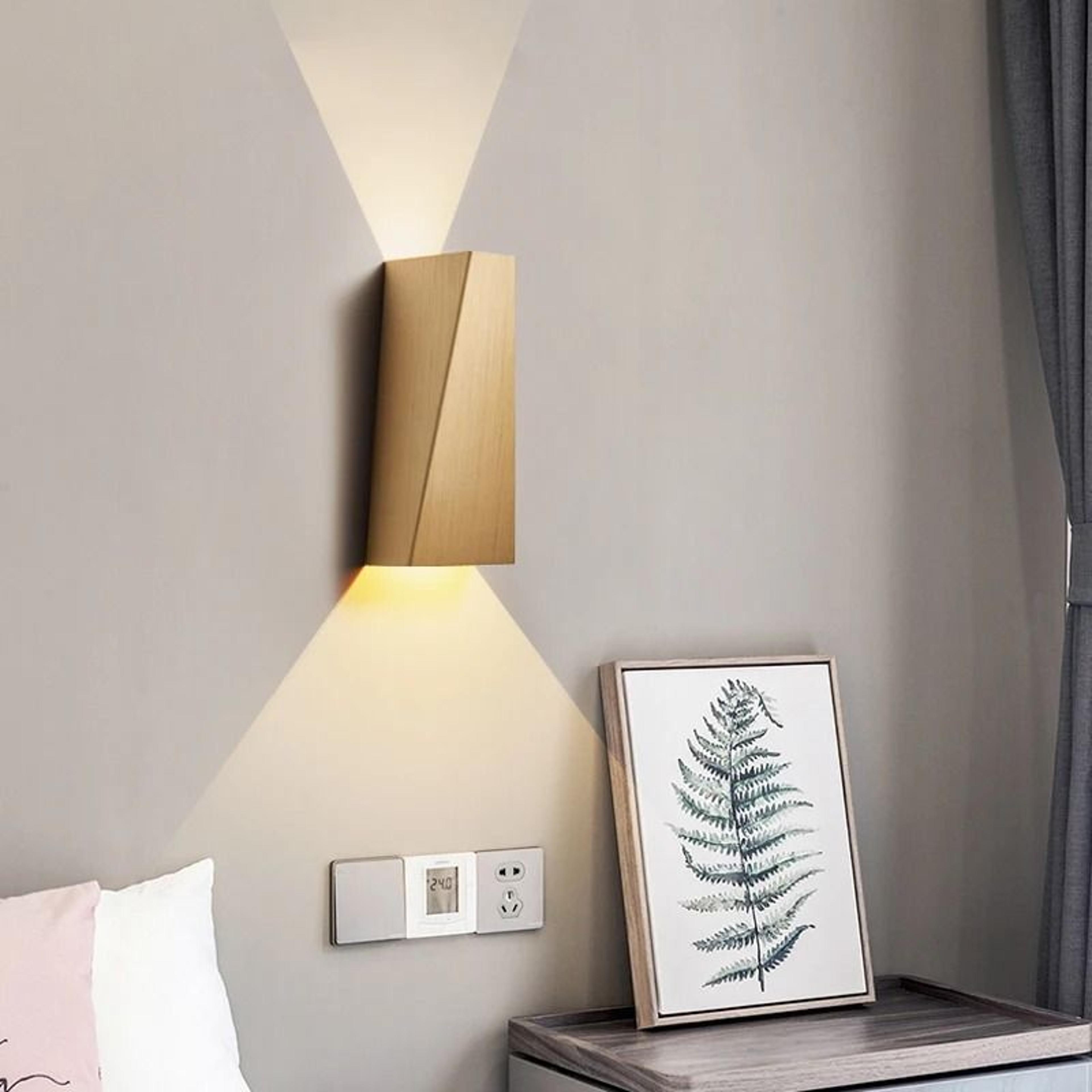 Lustrous Gold Minimalist Wall Sconce 1