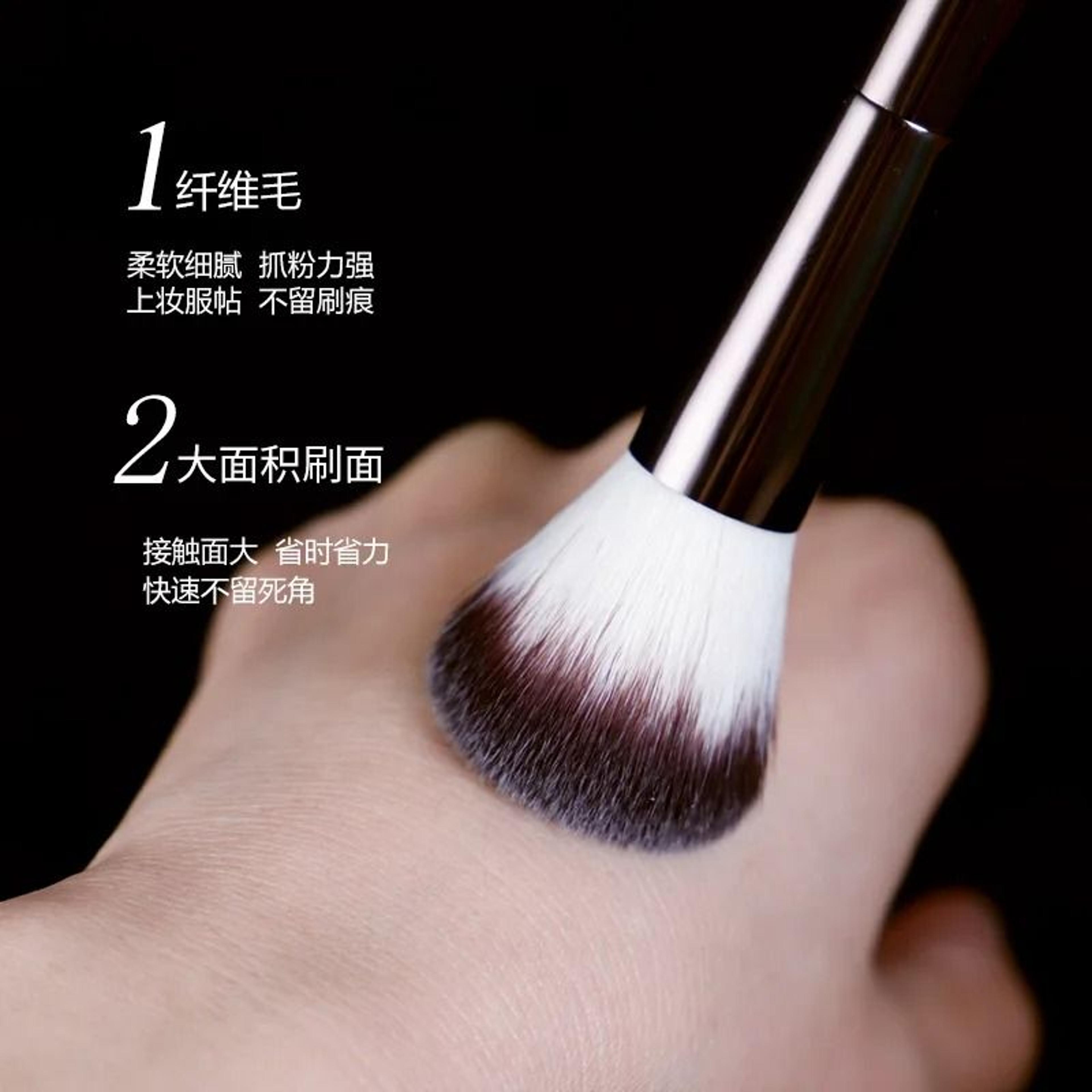 LumiBlend Powder Contour Brush 1